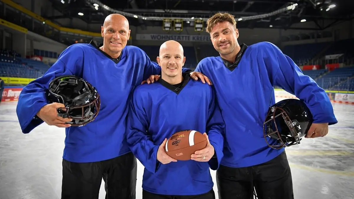 Thorsten Legat, Fabian Hambüchen, und Tobi Wegener beim Training zum "American Ice Football" bei RTL.