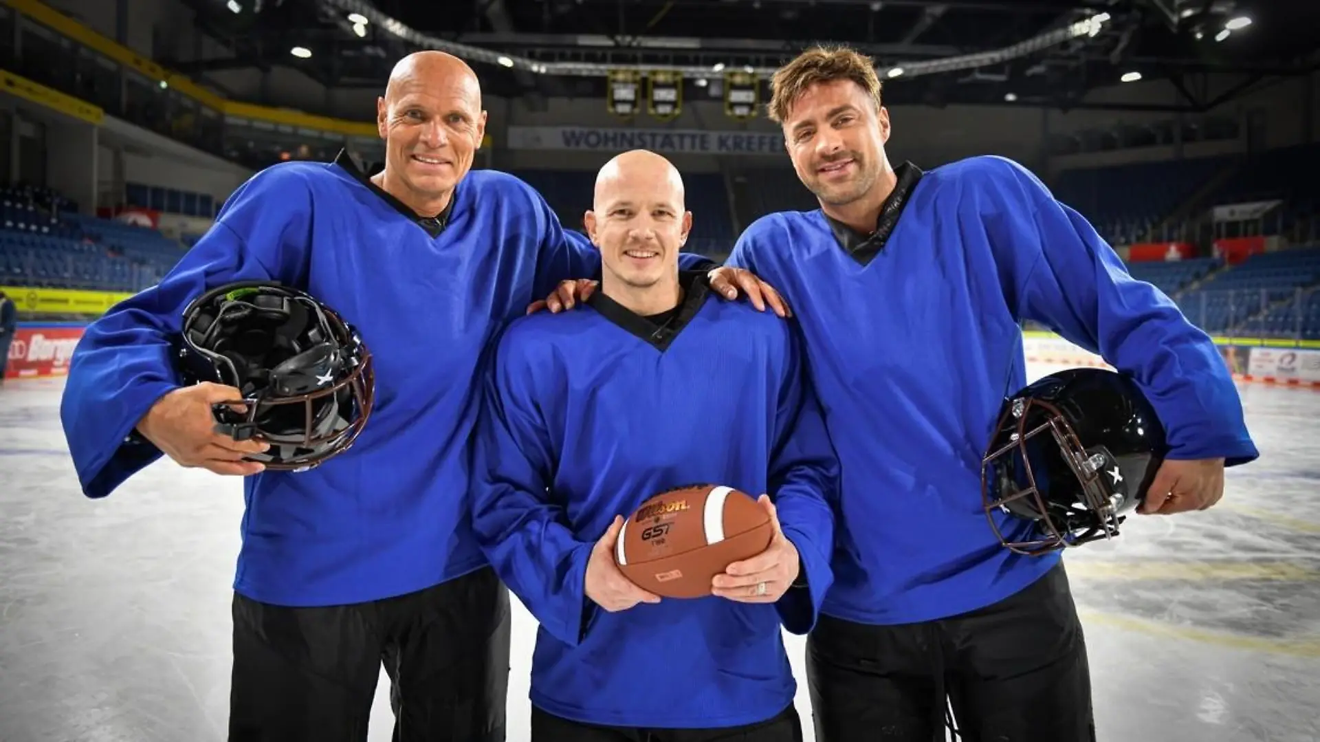 Thorsten Legat, Fabian Hambüchen, und Tobi Wegener beim Training zum "American Ice Football" bei RTL.