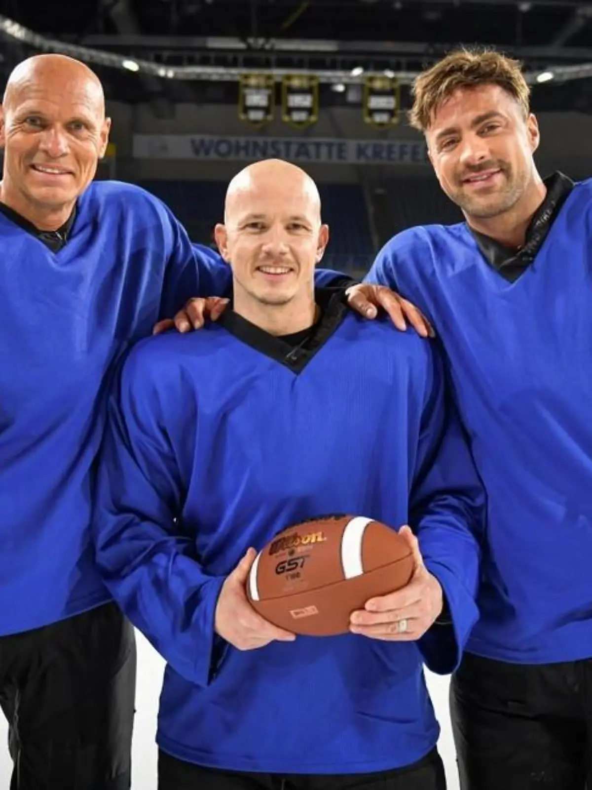 Thorsten Legat, Fabian Hambüchen, und Tobi Wegener beim Training zum "American Ice Football" bei RTL.