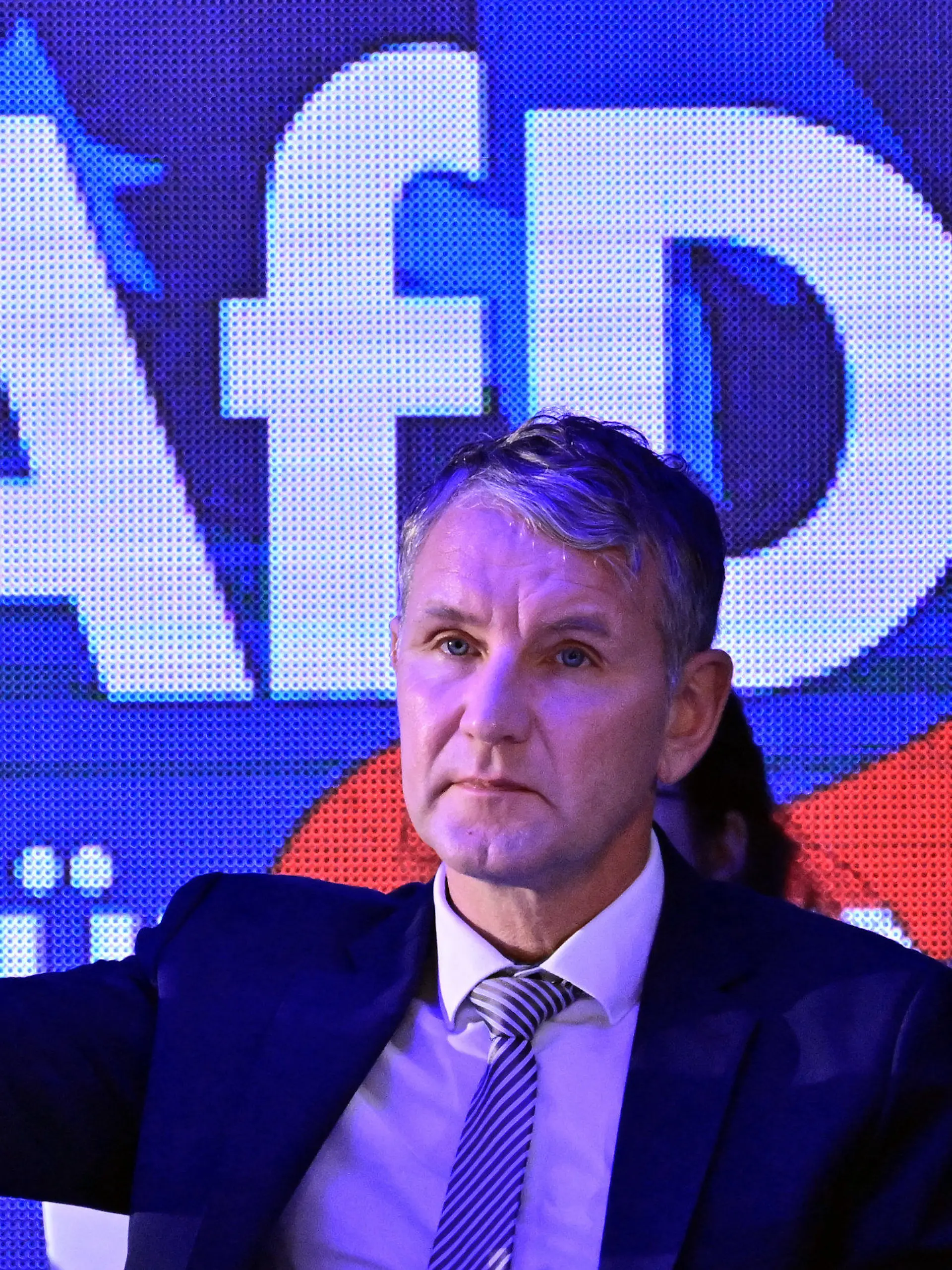 ARCHIV - 17.11.2023, Thüringen, Pfiffelbach: Björn Höcke, AfD-Landeschef, sitzt im Saal des Hotel Pfiffelburg während des Landesparteitags der AfD. Informelle Treffen politisch Gleichgesinnter sind nicht nur im rechten Spektrum Normalität. Kontakte zwischen AfD-Politikern und Aktivisten der sogenannten Neuen Rechten sind nicht neu. Weshalb sorgt eine Zusammenkunft in Brandenburg jetzt dennoch für Aufsehen? Foto: Martin Schutt/dpa +++ dpa-Bildfunk +++