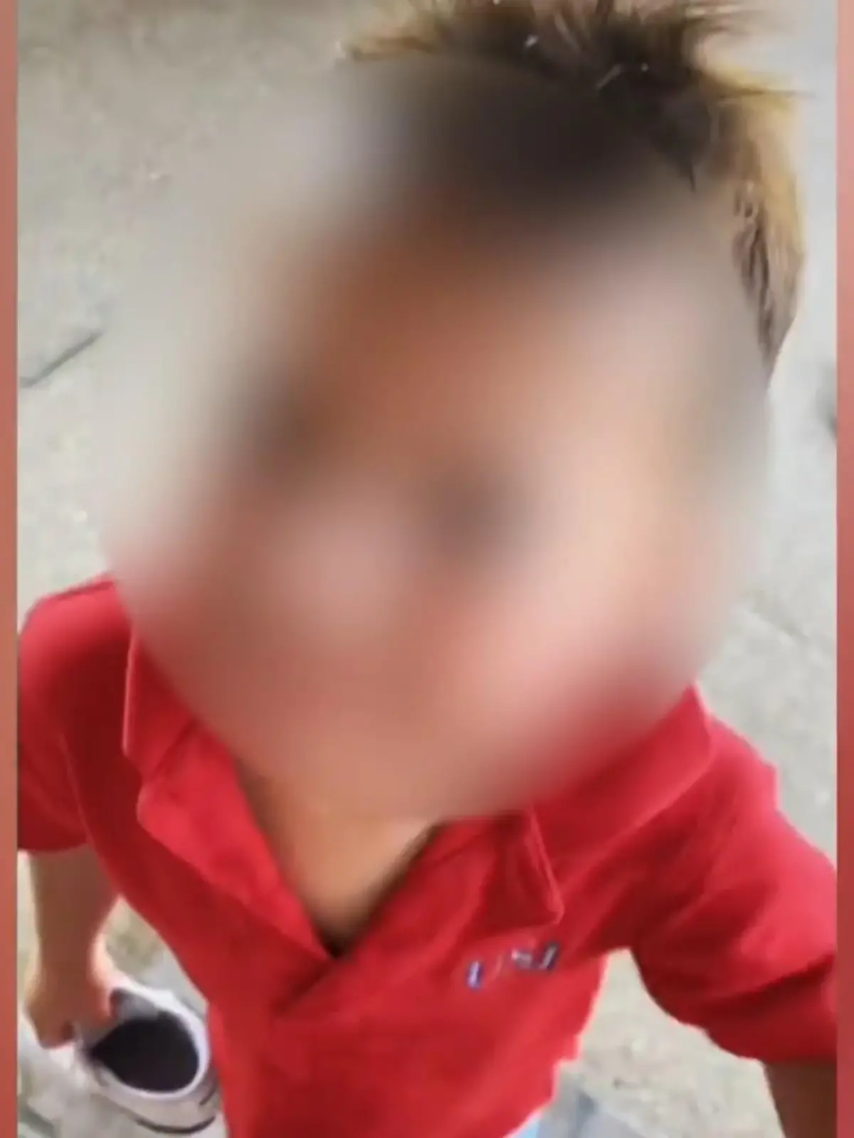 Dieser kleine Junge hat einen großen Fehler gemacht – und das nicht zum ersten Mal. Er wollte nämlich ganz alleine in den Garten seiner Eltern pinkeln, so weit, so gut. Allerdings kommt er mit einem Nassen Gesicht zurück zu seiner Mutter. Und so viel können wir verraten: Das sind nicht alles Tränen, die er da im Gesicht hat.