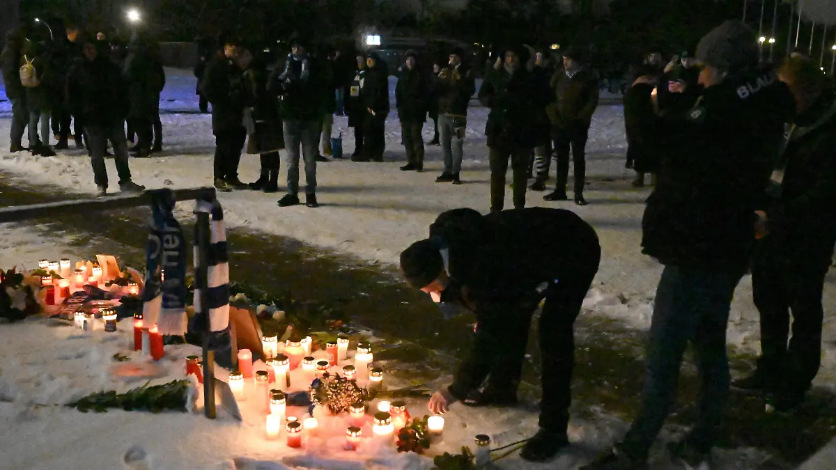 Fussball, Herren, Saison 2023/2024, 2. Bundesliga, am Tag des Todes von Präsident Kay Bernstein Hertha BSC wurde das Olympiastadion zu Ehren von Bernstein blau erleuchtet, Fans nehmen Anteilnahme, 16.01. 2024, *** Football, men, 2023 2024 season, 2 Bundesliga, on the day of the death of President Kay Bernstein Hertha BSC, the Olympic Stadium was lit up in blue in honor of Bernstein, fans take condolences, 16 01 2024, Copyright: xMatthiasxKochx