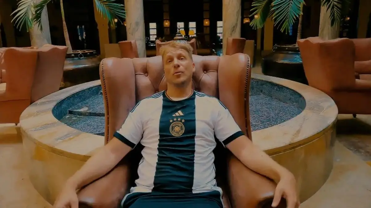 Oliver Pocher bringt kritischen WM-Song raus "Hurra, Hurra, wir fahren nach Katar"