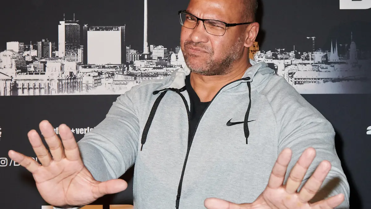 Moderator Pierre Geisensetter vor der Fotowand zur Kinopremiere Berlin Bouncer.