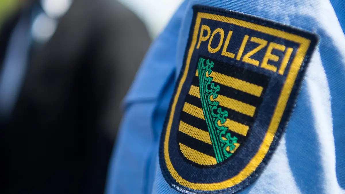 ARCHIV - 28.05.2018, Sachsen, Dresden: Logo der sächsischen Polizei ist an einem Polizeiuniform angebracht. (zu dpa «Diebstahl von Polizei-Munition: Minister Wöller «stinksauer»») Foto: Monika Skolimowska/dpa-Zentralbild/dpa +++ dpa-Bildfunk +++