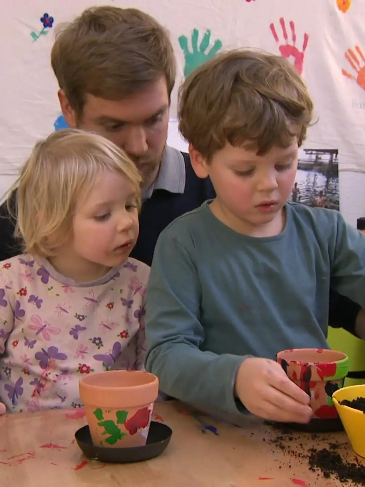 Wie erklärt man Kindern, dass ein Elternteil Krebs hat oder was mit Mama oder Papa nach der Diagnose passieren wird? Bei diesen überwältigenden Fragen steht der Oldenburger Verein Lichtblick Familien zur Seite und hilft Kindern spielerisch mit den Themen Leben und Tod umzugehen.