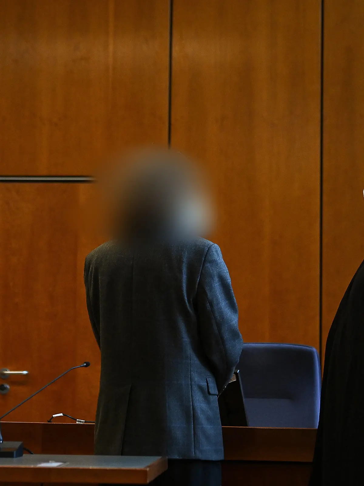 ARCHIV - 30.03.2022, Niedersachsen, Göttingen: Der Angeklagte (l) steht neben seinem damaligen Verteidiger Gero Geißlreiter vor der Urteilsverkündung im Landgericht. Das Landgericht Göttingen hatte den Mann im März 2022 zu elf Monaten auf Bewährung verurteilt. Es befand den Angeklagten unter anderem wegen gefährlicher Körperverletzung im Amt, Freiheitsberaubung und Nötigung an drei Frauen für schuldig. Foto: Swen Pförtner/dpa - ACHTUNG: Angeklagter auf Anweisung des Gerichts gepixelt +++ dpa-Bildfunk +++