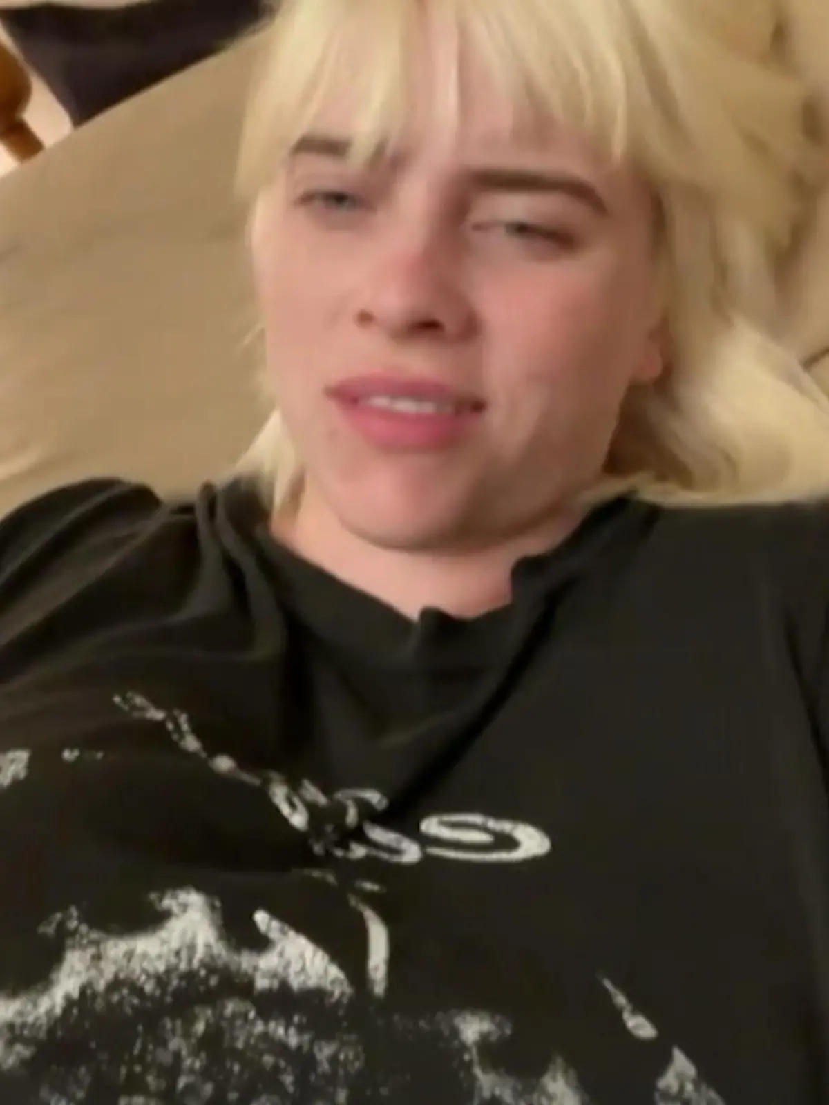 Bild zu: "Billie Eilish regt sich über ihre Brüste auf"