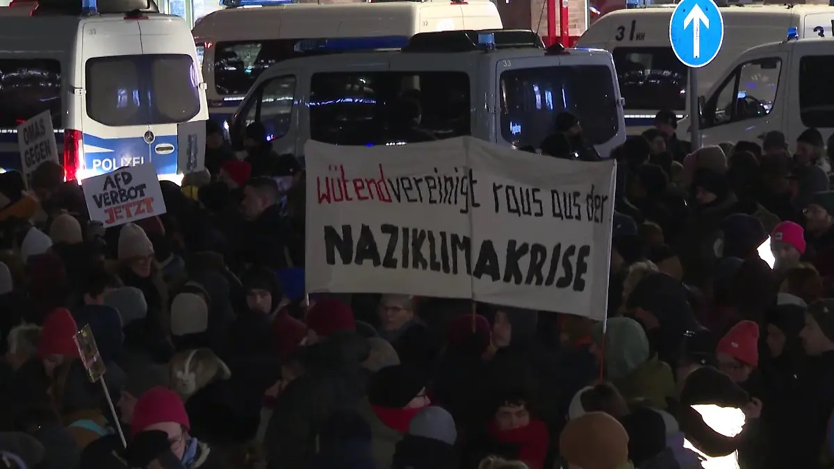 Tausende Menschen demonstrieren mit AfD-Verbotsschildern vor der AfD-Zentrale in Hamburg.