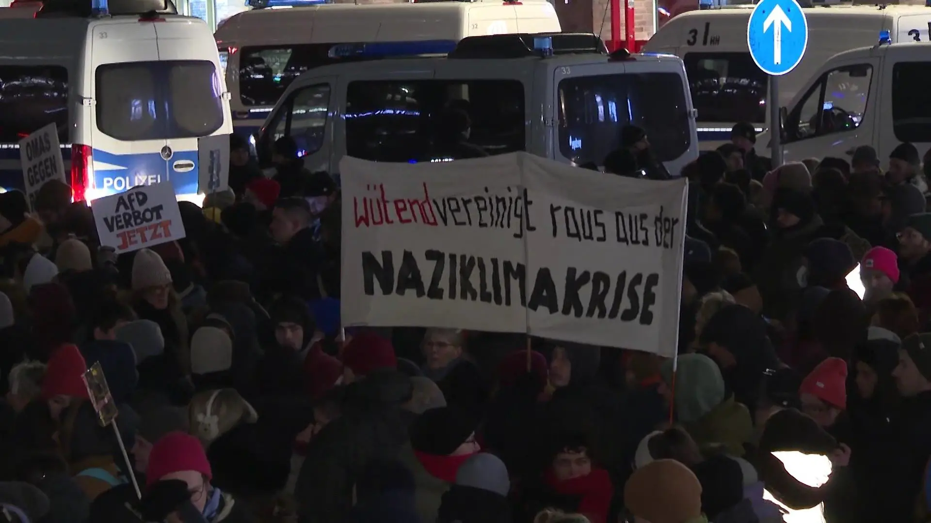 Tausende Menschen demonstrieren mit AfD-Verbotsschildern vor der AfD-Zentrale in Hamburg.