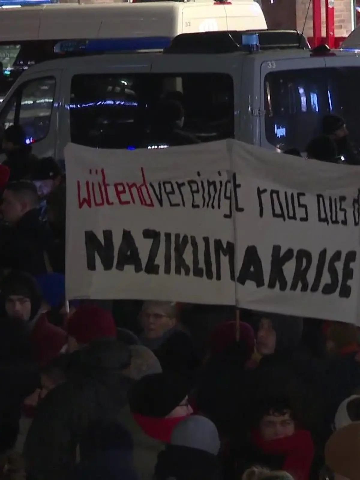 Tausende Menschen demonstrieren mit AfD-Verbotsschildern vor der AfD-Zentrale in Hamburg.