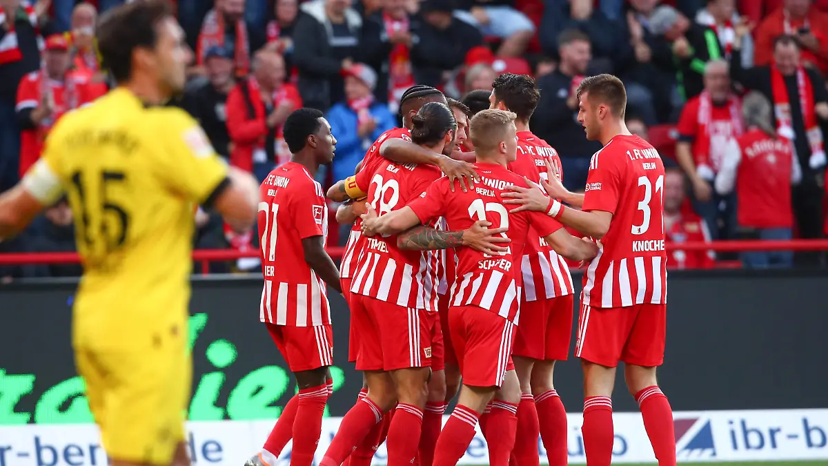  16.10.2022, xtgx, Fussball 1. Bundesliga, 1. FC Union Berlin - Borussia Dortmund emspor, v.l. Union nach Tor zum 1:0 durch Janik Haberer Union Berlin, 19 Jubel, Torjubel, jubelt ueber das Tor, celebrate the goal, celebration DFL/DFB REGULATIONS PROHIBIT ANY USE OF PHOTOGRAPHS as IMAGE SEQUENCES and/or QUASI-VIDEO Berlin *** 16 10 2022, xtgx, football 1 Bundesliga, 1 FC Union Berlin Borussia Dortmund emspor, v l Union after goal to 1 0 by Janik Haberer Union Berlin, 19 jubilation, goal celebration, cheers about the goal, celebrate the goal, celebration DFL DFB REGULATIONS PROHIBIT ANY USE OF PHOTOGRAPHS as IMAGE SEQUENCES and or QUASI VIDEO Berlin