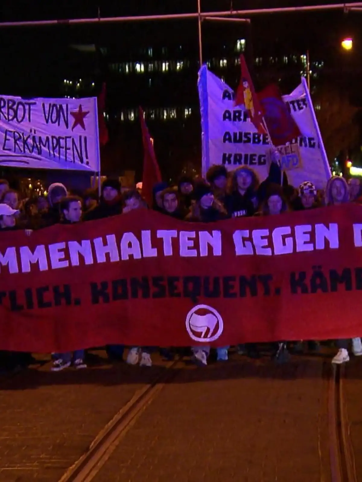 Bild zu: "Zehntausende bei Protest in Köln"