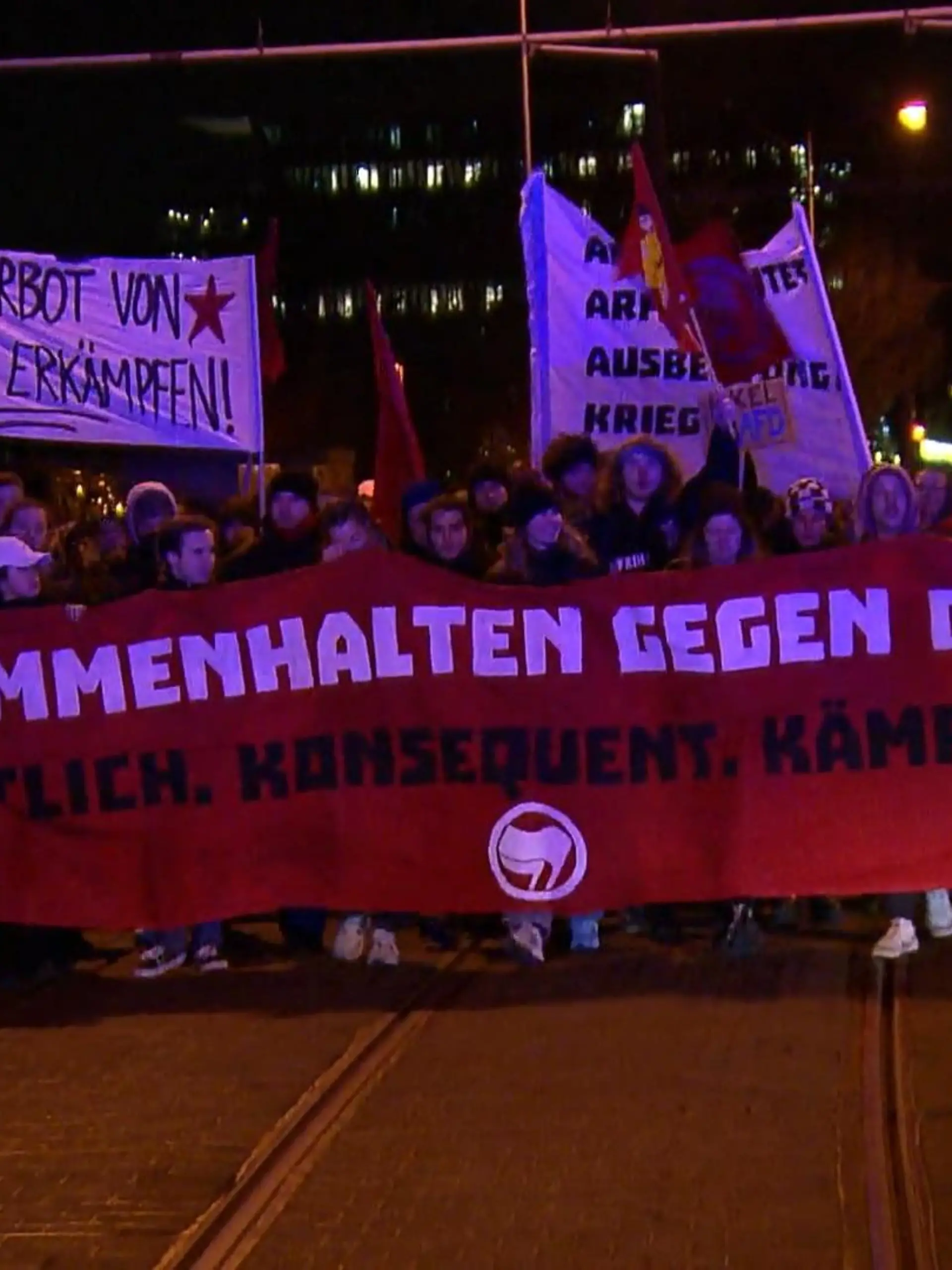 Bild zu: "Zehntausende bei Protest in Köln"