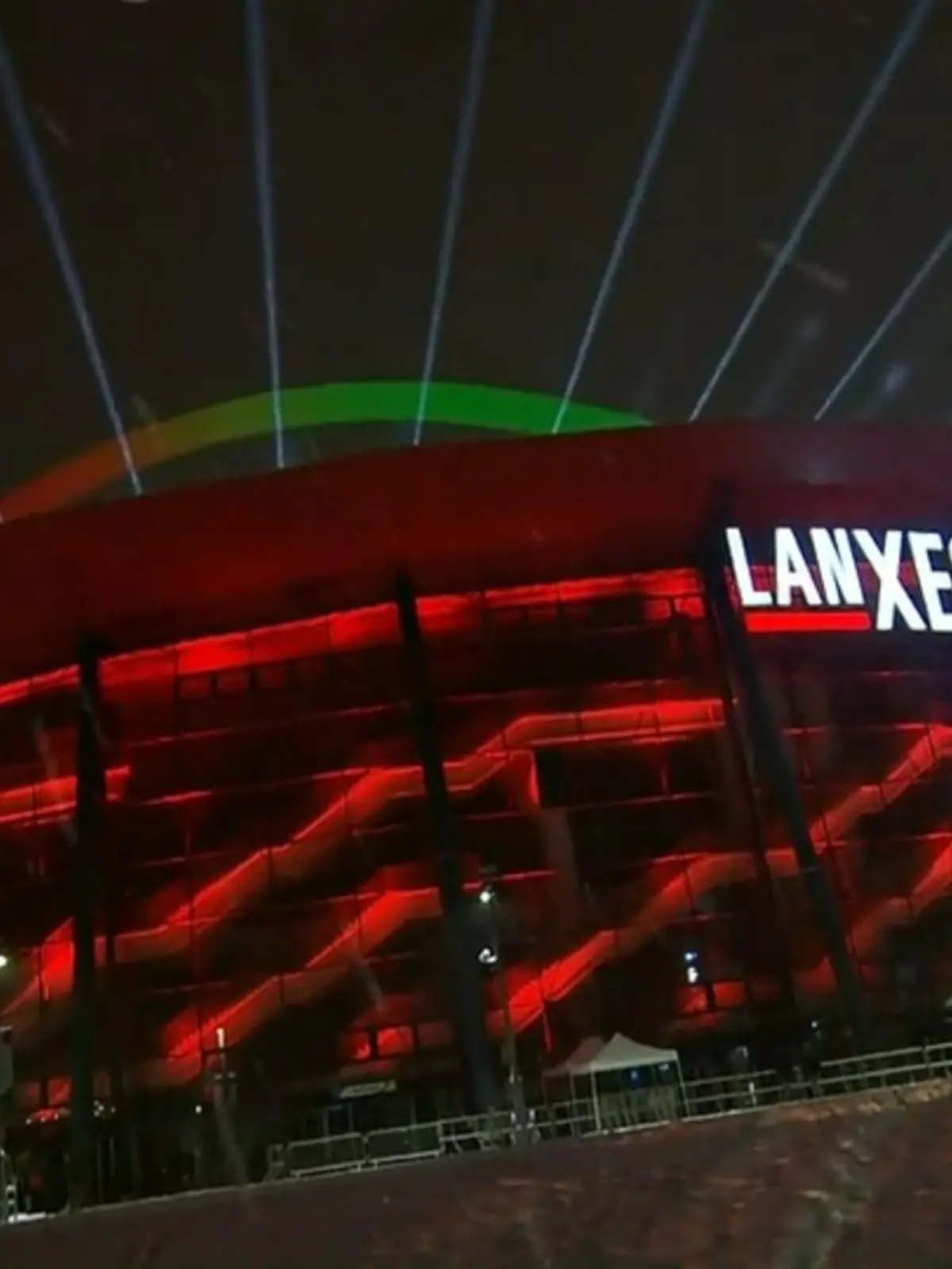 Bild zu: "Lichtspektakel an LanxessArena "
