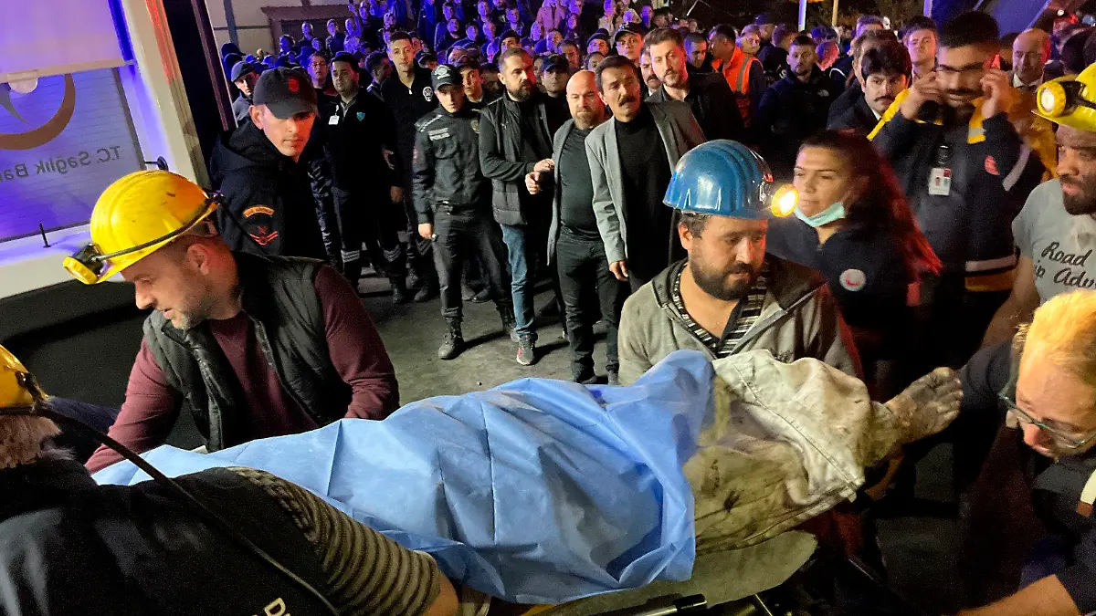 14.10.2022, Türkei, Bartin: Bergleute tragen die Leiche eines Opfers in Amasra in der türkischen Schwarzmeerküstenprovinz Bartin nach einer Explosion in einem Bergwerk. Mehrere Menschen sind bei einer schweren Explosion in einem Kohlebergwerk im Norden der Türkei ums Leben gekommen. Foto: Nilay Meryem Comlek/Depo Photos/AP/dpa - ACHTUNG: Nur zur redaktionellen Verwendung und nur mit vollständiger Nennung des vorstehenden Credits +++ dpa-Bildfunk +++