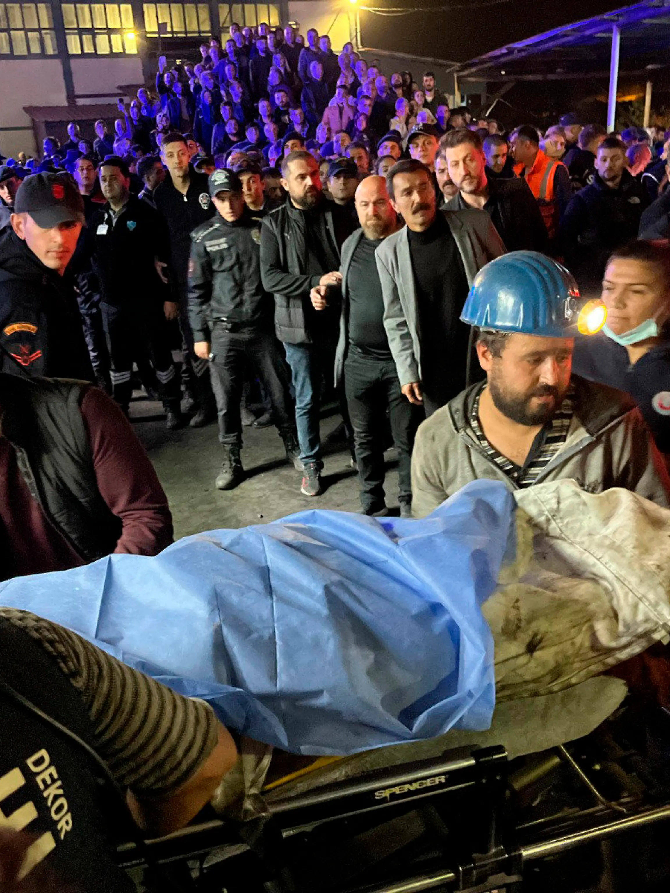 14.10.2022, Türkei, Bartin: Bergleute tragen die Leiche eines Opfers in Amasra in der türkischen Schwarzmeerküstenprovinz Bartin nach einer Explosion in einem Bergwerk. Mehrere Menschen sind bei einer schweren Explosion in einem Kohlebergwerk im Norden der Türkei ums Leben gekommen. Foto: Nilay Meryem Comlek/Depo Photos/AP/dpa - ACHTUNG: Nur zur redaktionellen Verwendung und nur mit vollständiger Nennung des vorstehenden Credits +++ dpa-Bildfunk +++