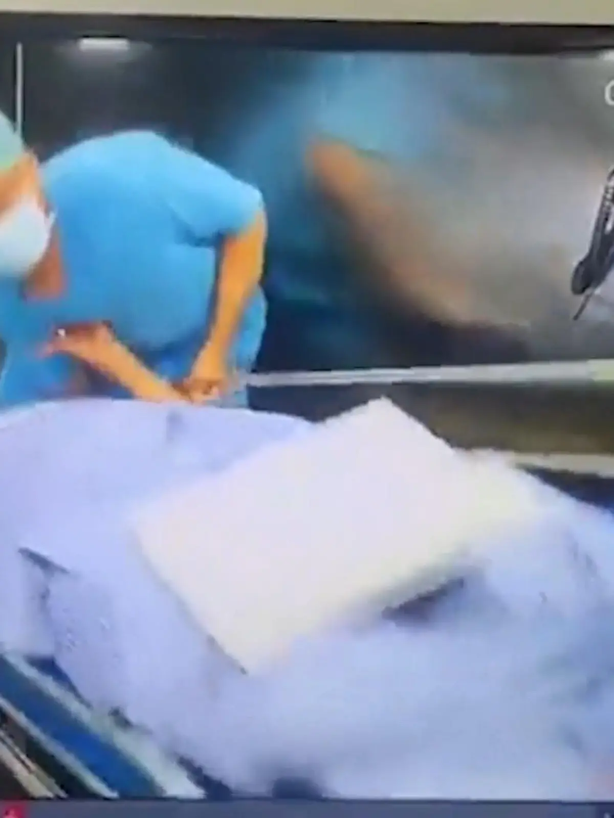 Dieser Patient in einem indischen Krankenhaus soll eine Etage tiefer verlegt werden. Doch bevor der Transport bereit ist, fährt der Aufzug nach unten.