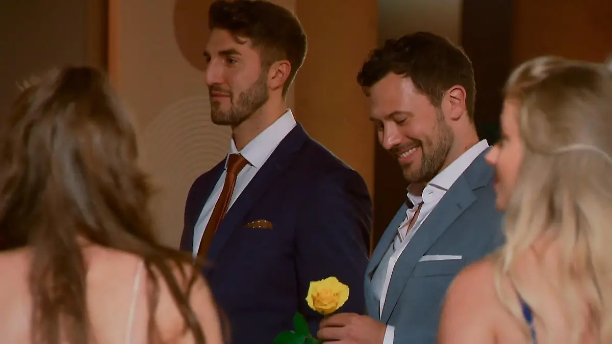 Dennis Gries und Sebastian Klaus verteilen gelbe Rosen.