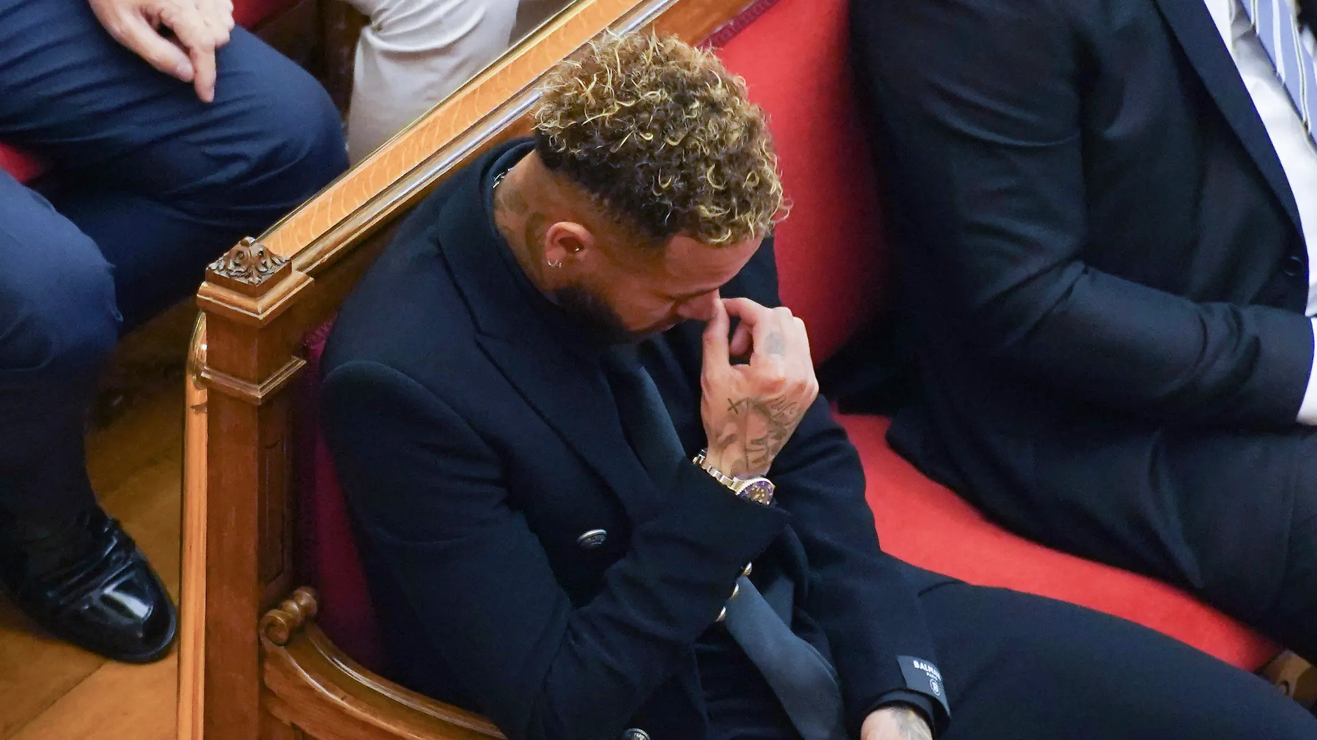 17.10.2022, Spanien, Barcelona: Der ehemalige Spieler des FC Barcelona, Neymar, der jetzt für Paris Saint-Germain spielt, sitzt vor Gericht. Brasiliens Fußball-Star Neymar hat in Spanien auf der Anklagebank Platz genommen. Vor dem Landgericht von Barcelona begann am Montag ein Prozess gegen den Fußballstar und weitere Angeklagte wegen mutmaßlichen Betrugs und Korruption beim Wechsel des Profis vom FC Santos zum FC Barcelona im Jahr 2013. Foto: Joan Mateu Parra/AP/dpa +++ dpa-Bildfunk +++