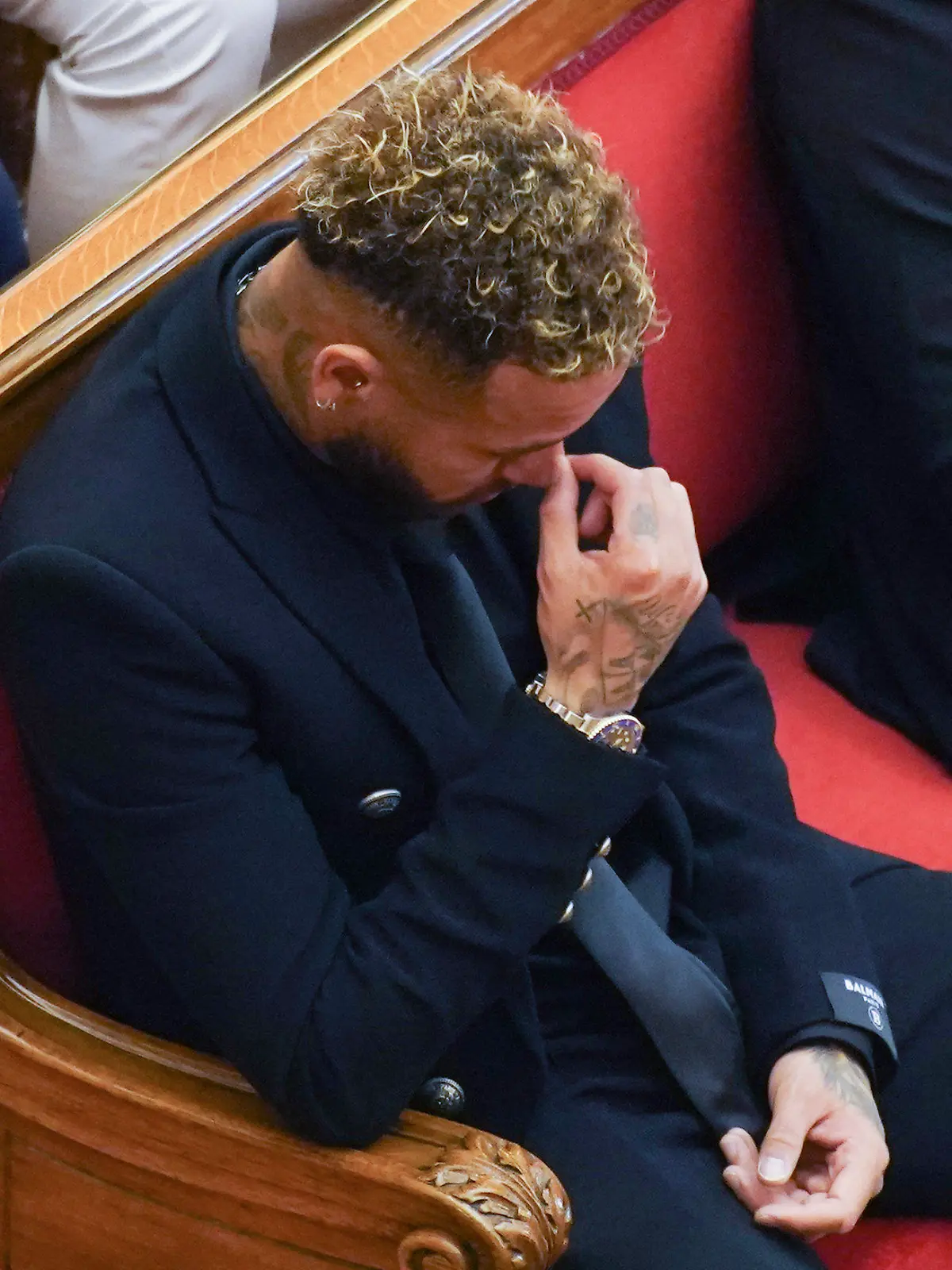 17.10.2022, Spanien, Barcelona: Der ehemalige Spieler des FC Barcelona, Neymar, der jetzt für Paris Saint-Germain spielt,  sitzt vor Gericht. Brasiliens Fußball-Star Neymar hat in Spanien auf der Anklagebank Platz genommen. Vor dem Landgericht von Barcelona begann am Montag ein Prozess gegen den Fußballstar und weitere Angeklagte wegen mutmaßlichen Betrugs und Korruption beim Wechsel des Profis vom FC Santos zum FC Barcelona im Jahr 2013. Foto: Joan Mateu Parra/AP/dpa +++ dpa-Bildfunk +++