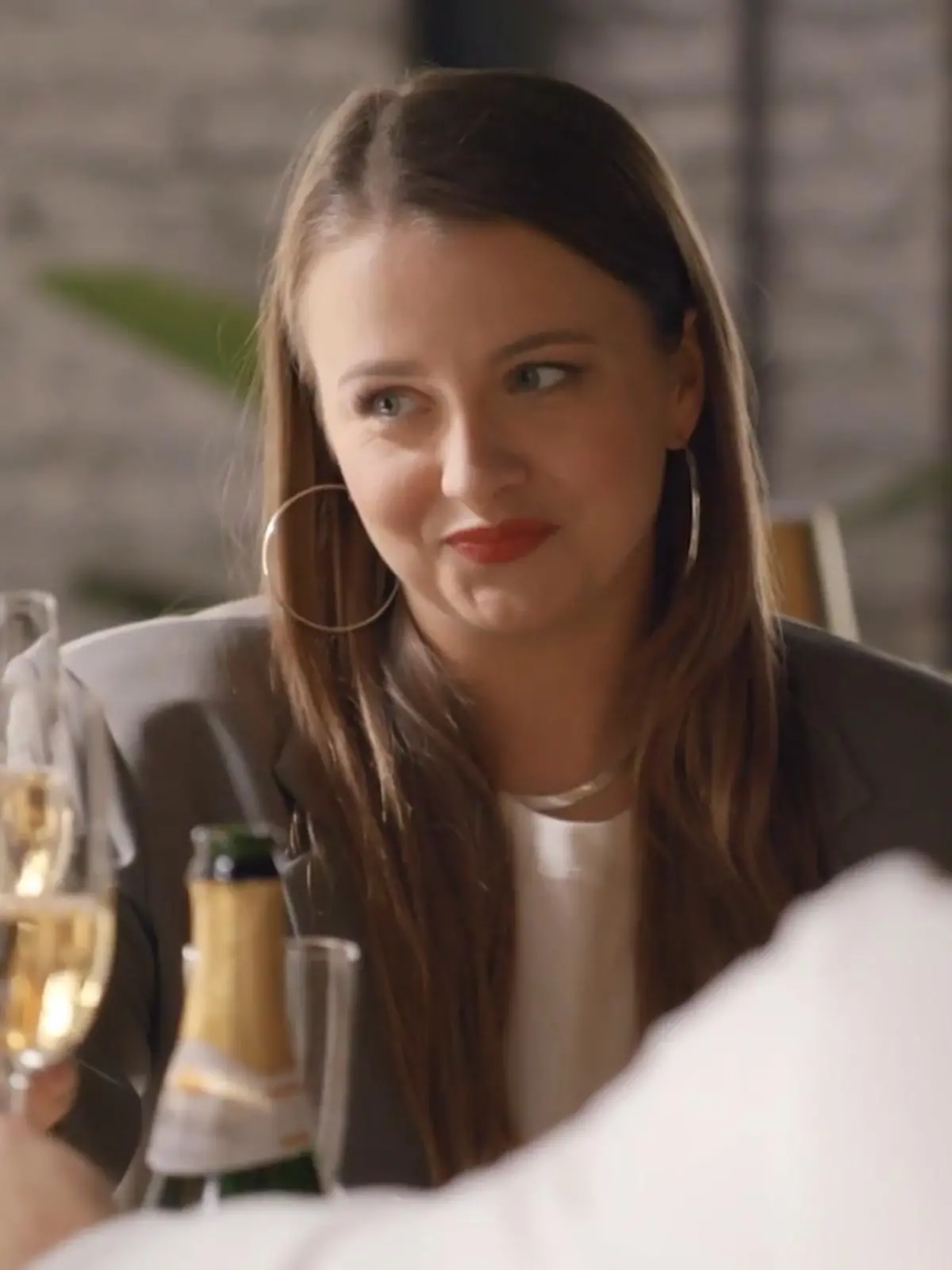 AWZ-Folge 4367 vom 18.01.24: Daniela möchte mit Lucie und Yannick auf ihre Verlobung mit Henning anstoßen. Beim Anstoßen erwähnt sie auch nochmal Lucies Studienabschluss, was Lucie aber nicht mehr hören kann. Yannick bemerkt, dass mit seiner Schwester irgendwas nicht stimmt und spricht sie darauf an.