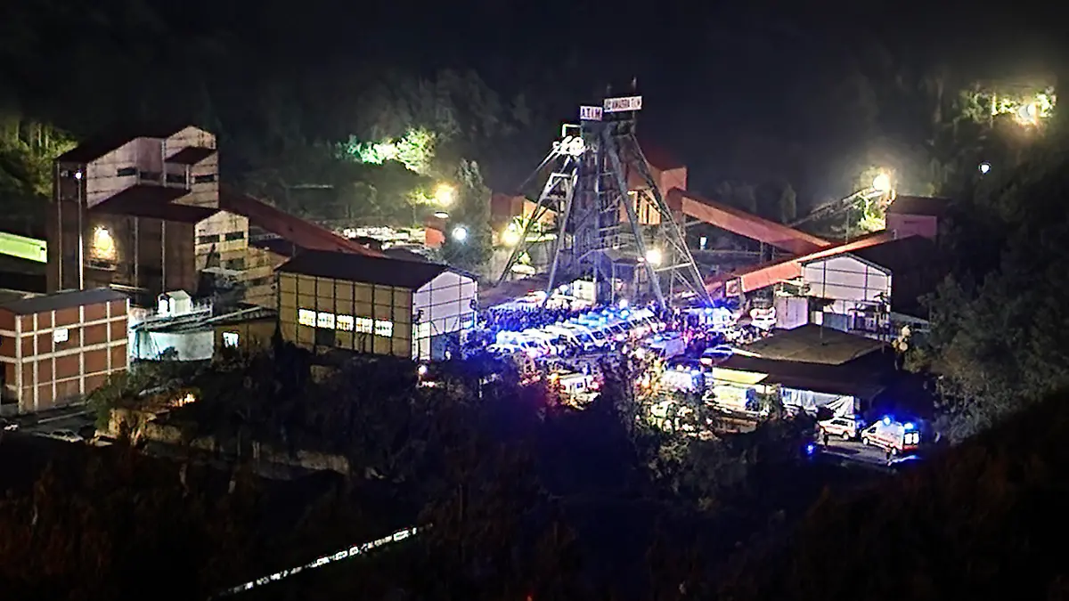 14.10.2022, Türkei, Bartin: Krankenwagen stehe nach einer Explosion am Eingang des Bergwerks in Amasra in der türkischen Schwarzmeerküstenprovinz Bartin. Mehrere Menschen sind bei einer schweren Explosion in einem Kohlebergwerk im Norden der Türkei ums Leben gekommen. Foto: Uncredited/IHA/AP/dpa - ACHTUNG: Nur zur redaktionellen Verwendung und nur mit vollständiger Nennung des vorstehenden Credits +++ dpa-Bildfunk +++