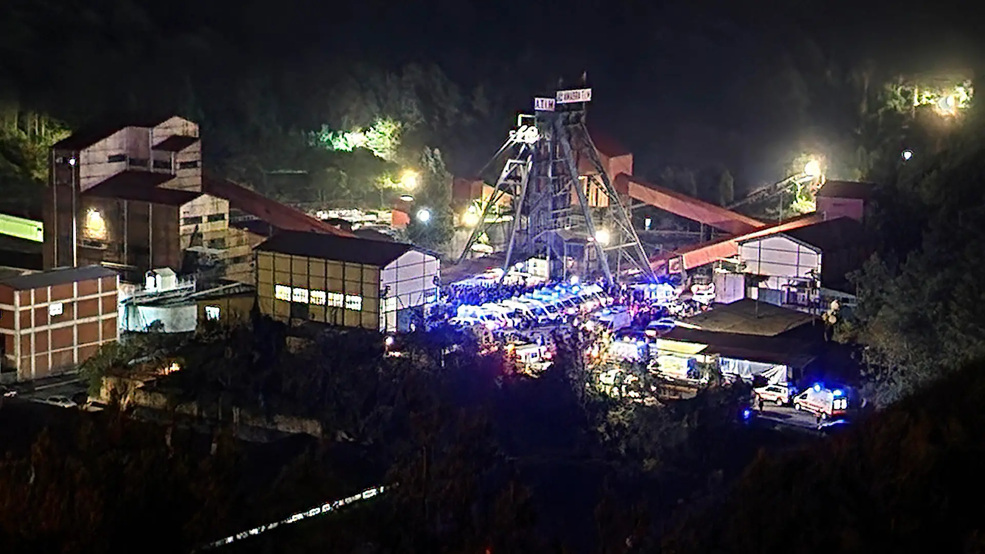 14.10.2022, Türkei, Bartin: Krankenwagen stehe nach einer Explosion am Eingang des Bergwerks in Amasra in der türkischen Schwarzmeerküstenprovinz Bartin. Mehrere Menschen sind bei einer schweren Explosion in einem Kohlebergwerk im Norden der Türkei ums Leben gekommen. Foto: Uncredited/IHA/AP/dpa - ACHTUNG: Nur zur redaktionellen Verwendung und nur mit vollständiger Nennung des vorstehenden Credits +++ dpa-Bildfunk +++