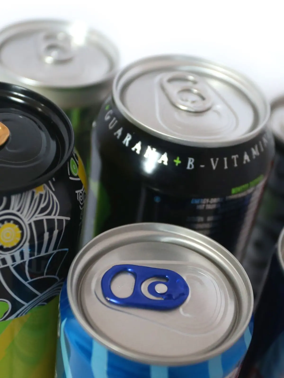 Verschiedene Energy Drinks der Discounter Aldi, Lidl und Edeka.