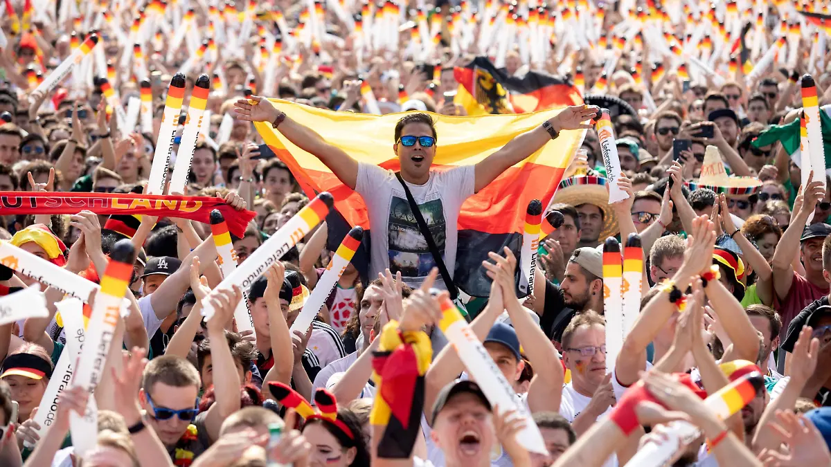 Fans schauen das Vorrundenspiel der deutschen Nationalmannschaft bei der FIFA Fussball-Weltmeisterschaft Russland 2018 gegen die Mexico beim Public Viewing auf der Fanmeile in Berlin vor dem Brandenburger Tor. © Christian Mang - Veroeffentlichung nur gg. Honorar (zzgl. MwSt.), Urhebervermerk und Beleg. Fanmeile Deutschland Mexiko *** Fans watch the preliminary round match of the German national team at the FIFA World Cup Russia 2018 against the Mexico at the public viewing on the Fanmeile in Berlin in front of the Brandenburg Gate © Christian Mang Publication only for gg Honorary amount plus VAT Copyright notice and voucher Fan Mile Germany Mexico