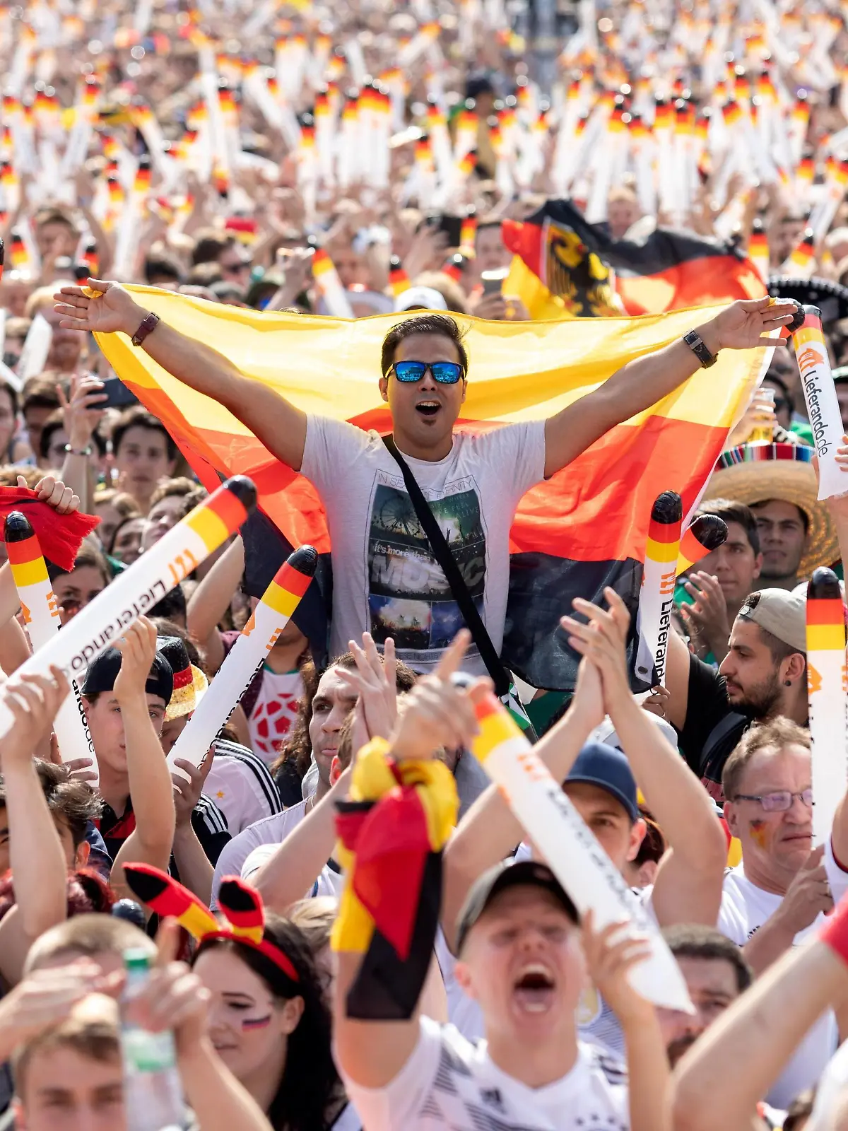 Fans schauen das Vorrundenspiel der deutschen Nationalmannschaft bei der FIFA Fussball-Weltmeisterschaft Russland 2018 gegen die Mexico beim Public Viewing auf der Fanmeile in Berlin vor dem Brandenburger Tor. © Christian Mang - Veroeffentlichung nur gg. Honorar (zzgl. MwSt.), Urhebervermerk und Beleg. Fanmeile Deutschland Mexiko *** Fans watch the preliminary round match of the German national team at the FIFA World Cup Russia 2018 against the Mexico at the public viewing on the Fanmeile in Berlin in front of the Brandenburg Gate © Christian Mang Publication only for gg Honorary amount plus VAT Copyright notice and voucher Fan Mile Germany Mexico  