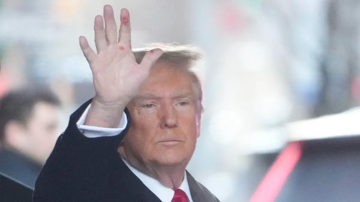17.01.2024, USA, New York: Donald Trump, Präsidentschaftskandidat der Republikaner und ehemaliger Präsident der USA, verlässt sein Wohnhaus. Einen Tag nach seinem Sieg bei der republikanischen Vorwahl im US-Bundesstaat Iowa ist Trump zum Auftakt eines zweiten Verleumdungsprozesses der US-Autorin E. Jean Carroll gegen ihn in New York erschienen. Eine New Yorker Geschworenenjury hatte es erst im Mai 2023 als erwiesen angesehen, dass Trump Carroll 1996 in einem New Yorker Nobelkaufhaus angegriffen und sexuell missbraucht hatte. Foto: Seth Wenig/AP/dpa +++ dpa-Bildfunk +++