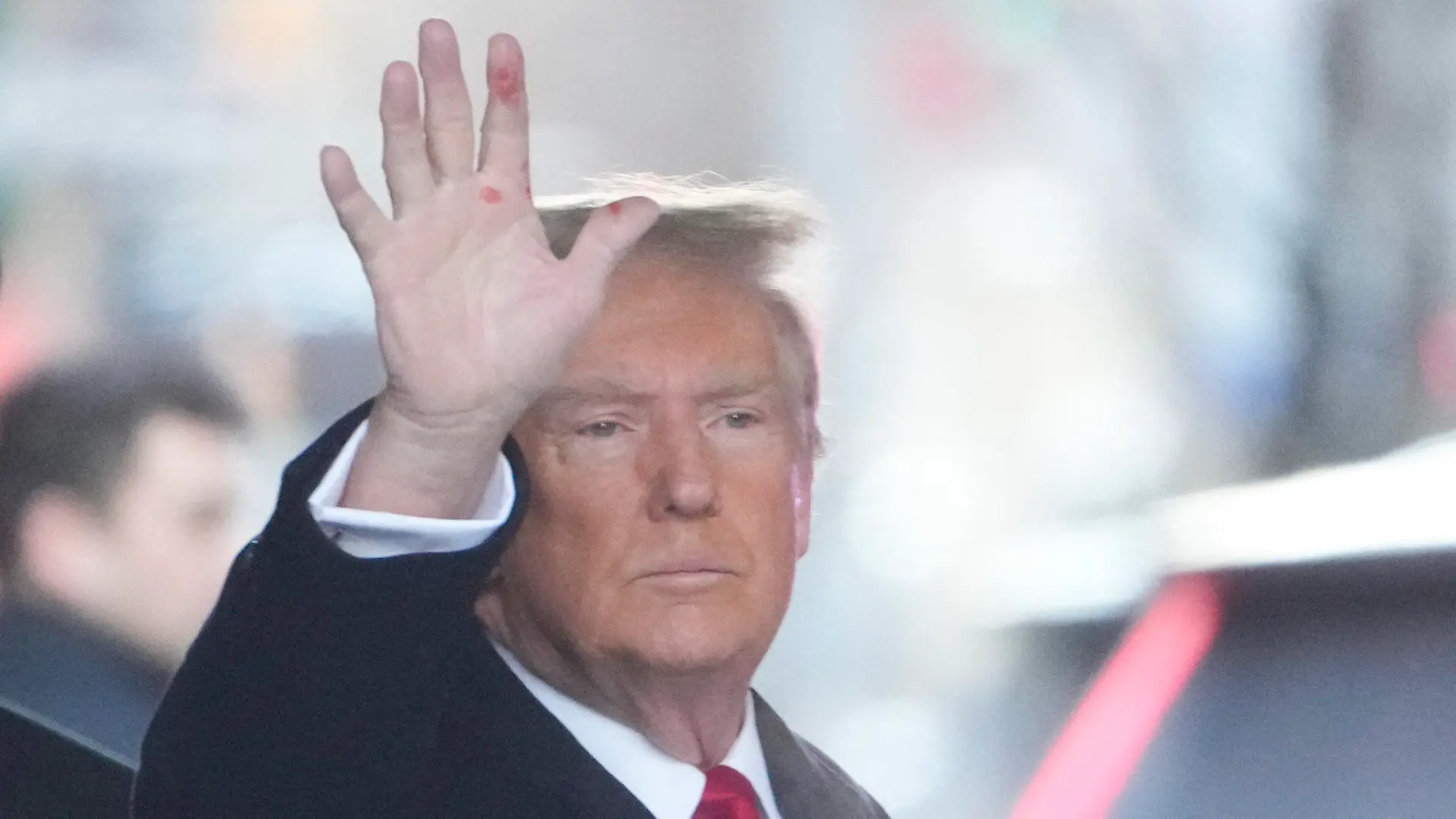 17.01.2024, USA, New York: Donald Trump, Präsidentschaftskandidat der Republikaner und ehemaliger Präsident der USA, verlässt sein Wohnhaus. Einen Tag nach seinem Sieg bei der republikanischen Vorwahl im US-Bundesstaat Iowa ist Trump zum Auftakt eines zweiten Verleumdungsprozesses der US-Autorin E. Jean Carroll gegen ihn in New York erschienen. Eine New Yorker Geschworenenjury hatte es erst im Mai 2023 als erwiesen angesehen, dass Trump Carroll 1996 in einem New Yorker Nobelkaufhaus angegriffen und sexuell missbraucht hatte. Foto: Seth Wenig/AP/dpa +++ dpa-Bildfunk +++