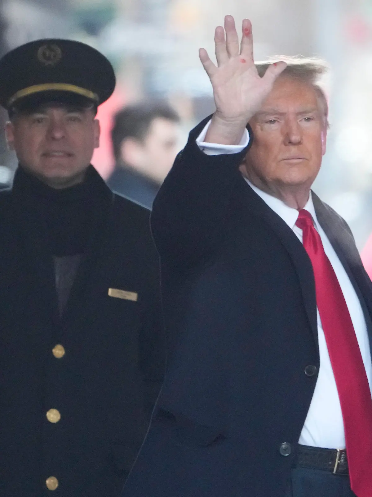 17.01.2024, USA, New York: Donald Trump, Präsidentschaftskandidat der Republikaner und ehemaliger Präsident der USA, verlässt sein Wohnhaus. Einen Tag nach seinem Sieg bei der republikanischen Vorwahl im US-Bundesstaat Iowa ist Trump zum Auftakt eines zweiten Verleumdungsprozesses der US-Autorin E. Jean Carroll gegen ihn in New York erschienen. Eine New Yorker Geschworenenjury hatte es erst im Mai 2023 als erwiesen angesehen, dass Trump Carroll 1996 in einem New Yorker Nobelkaufhaus angegriffen und sexuell missbraucht hatte. Foto: Seth Wenig/AP/dpa +++ dpa-Bildfunk +++