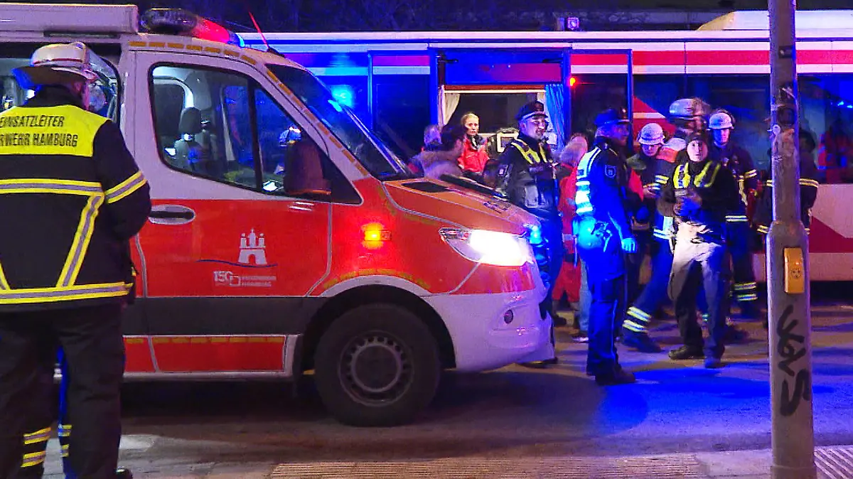 17.01.2024, Hamburg: Einsatzkräfte von Feuerwehr, Polizei und Rettungsdienst stehen vor einem Hamburger Einkaufszentrum zwischen Einsatzfahrzeugen. Jugendliche haben am frühen Mittwochabend in einem Hamburger Einkaufszentrum Reizgas versprüht und einen Einsatz von Polizei und Rettungskräften ausgelöst. (Zu dpa "Jugendliche versprühen Reizgas - Polizeieinsatz in Einkaufszentrum") Foto: Steven Hutchings/TNN/dpa +++ dpa-Bildfunk +++