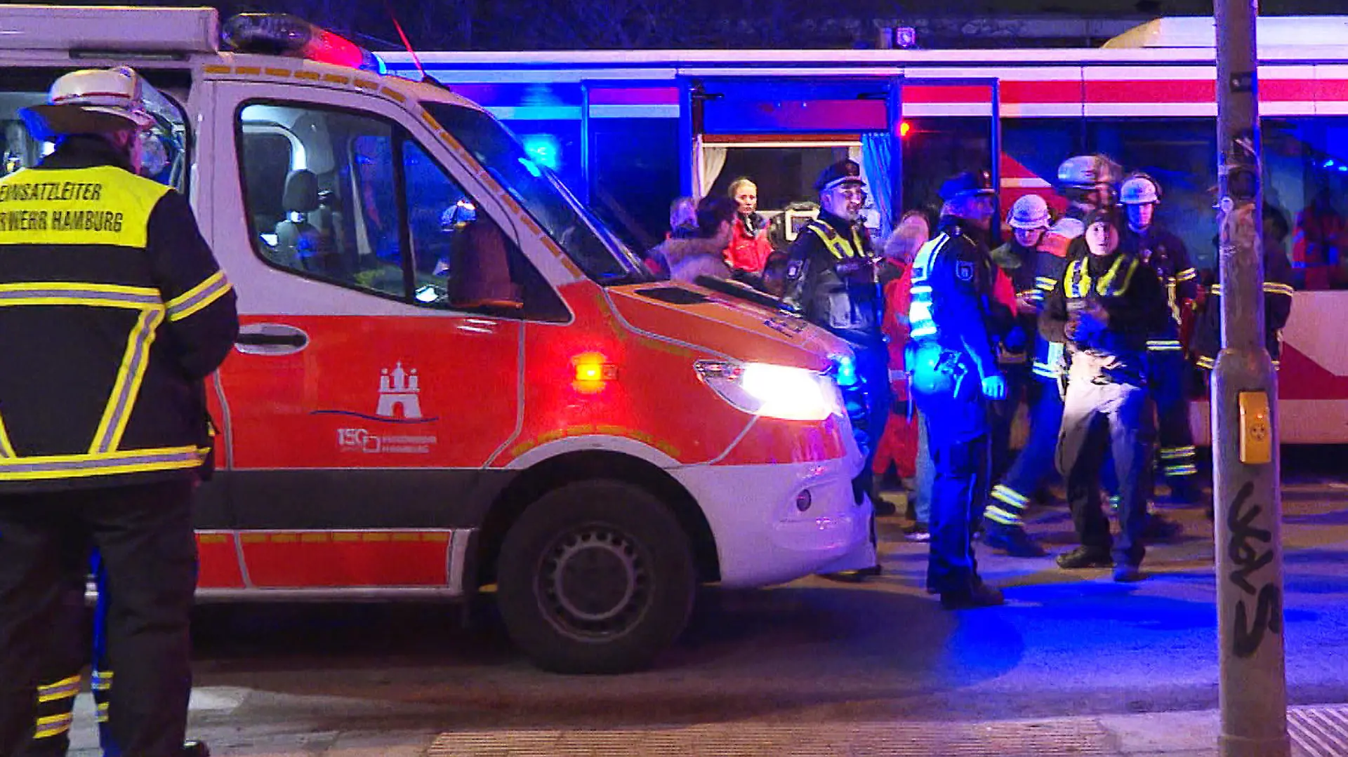 17.01.2024, Hamburg: Einsatzkräfte von Feuerwehr, Polizei und Rettungsdienst stehen vor einem Hamburger Einkaufszentrum zwischen Einsatzfahrzeugen. Jugendliche haben am frühen Mittwochabend in einem Hamburger Einkaufszentrum Reizgas versprüht und einen Einsatz von Polizei und Rettungskräften ausgelöst. (Zu dpa "Jugendliche versprühen Reizgas - Polizeieinsatz in Einkaufszentrum") Foto: Steven Hutchings/TNN/dpa +++ dpa-Bildfunk +++