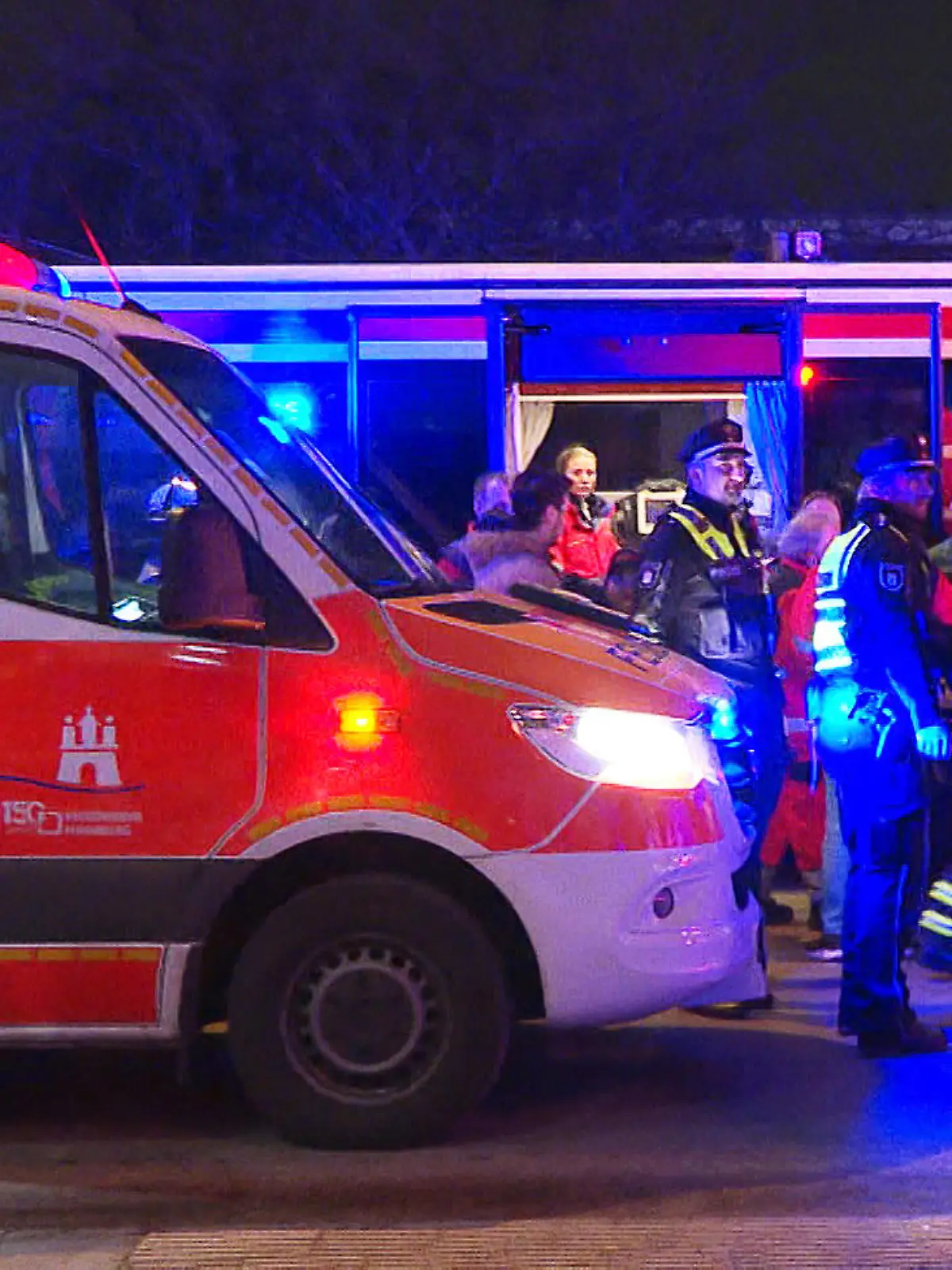 17.01.2024, Hamburg: Einsatzkräfte von Feuerwehr, Polizei und Rettungsdienst stehen vor einem Hamburger Einkaufszentrum zwischen Einsatzfahrzeugen. Jugendliche haben am frühen Mittwochabend in einem Hamburger Einkaufszentrum Reizgas versprüht und einen Einsatz von Polizei und Rettungskräften ausgelöst. (Zu dpa "Jugendliche versprühen Reizgas - Polizeieinsatz in Einkaufszentrum") Foto: Steven Hutchings/TNN/dpa +++ dpa-Bildfunk +++