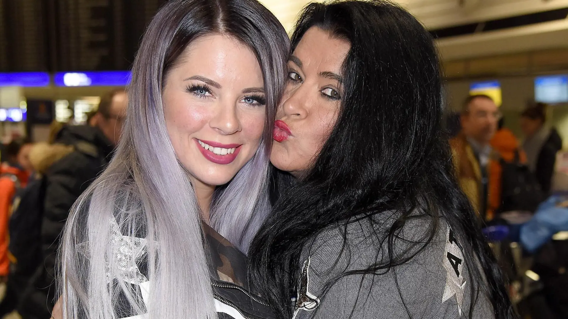 Jenny Frankhauser mit Mutter Iris Klein Abflug der Kandidaten nach Australien zur RTL TV Show Ich bin ein Star - Holt mich hier raus (Dschungelcamp) am Flughafen Frankfurt am 12.01.2018 *** Jenny Faruk Ibrahim with mother Iris Klein departure of candidates to Australia to the RTL TV show I m a celebrity get me out of here jungle camp at Frankfurt airport on 12 01 2018