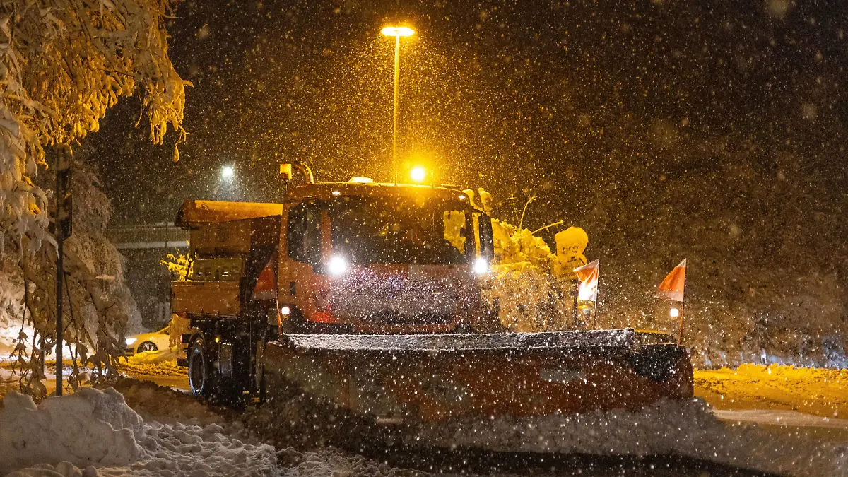 Starke Schneefälle im Taunus Fahrzeuge des Winterdienstes sind im Norden von Oberursel bei starken Schneefällen im Einsatz., Oberursel Hessen Deutschland *** Heavy snowfall in the Taunus Winter service vehicles are on duty in the north of Oberursel during heavy snowfall , Oberursel Hessen Germany