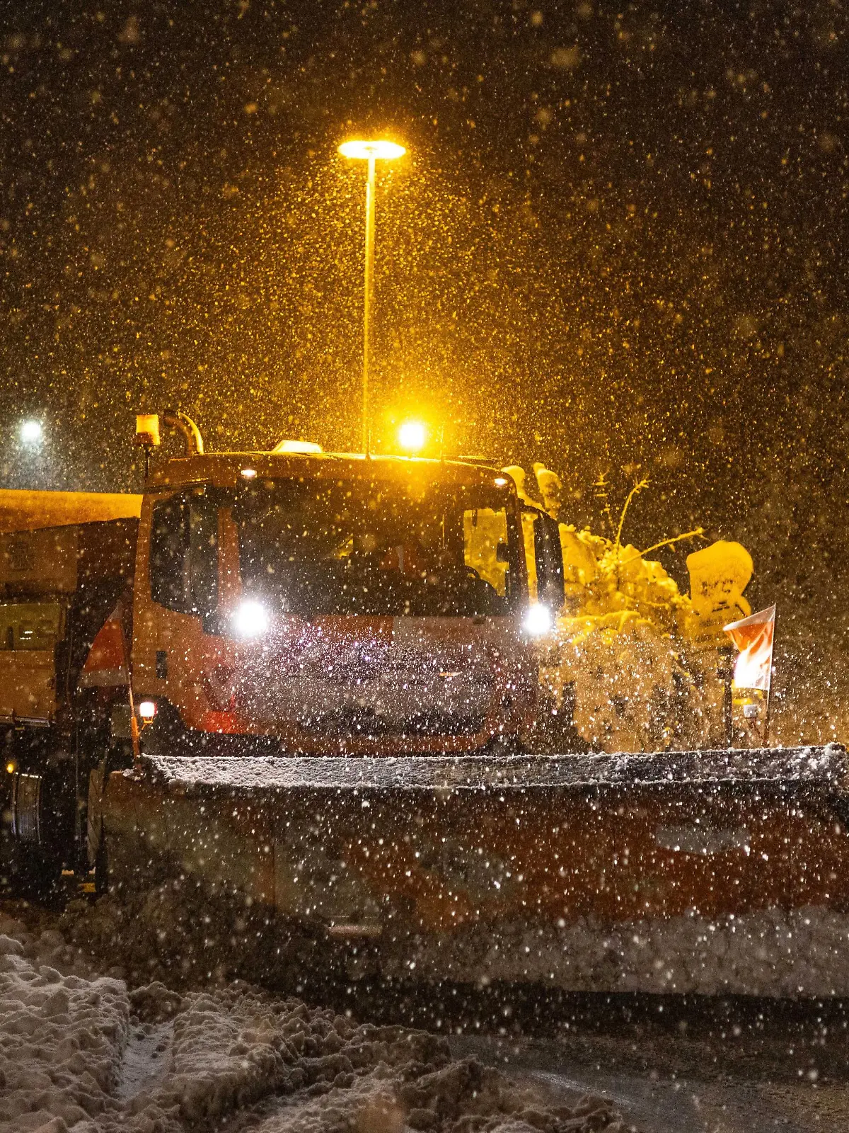 Starke Schneefälle im Taunus Fahrzeuge des Winterdienstes sind im Norden von Oberursel bei starken Schneefällen im Einsatz., Oberursel Hessen Deutschland *** Heavy snowfall in the Taunus Winter service vehicles are on duty in the north of Oberursel during heavy snowfall , Oberursel Hessen Germany