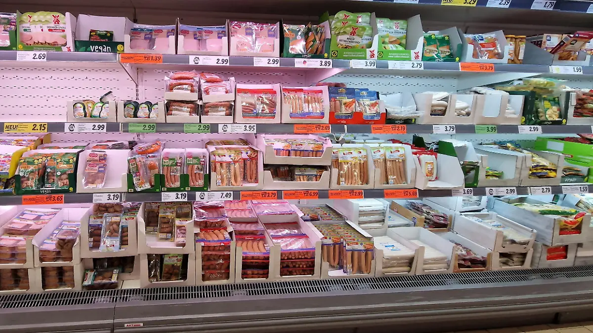 Einkaufsregal mit Wurstprodukkten in einer LIDL-Filale Themenfoto: Konsum, Versorgung, Nahrungsmittel, Supermarkt, Einkauf, Lebensmittel, 28.11.2023 Foto: Eibner-Pressefoto/Juergen Augst