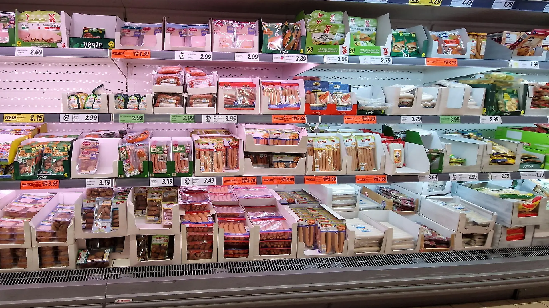 Einkaufsregal mit Wurstprodukkten in einer LIDL-Filale Themenfoto: Konsum, Versorgung, Nahrungsmittel, Supermarkt, Einkauf, Lebensmittel, 28.11.2023 Foto: Eibner-Pressefoto/Juergen Augst