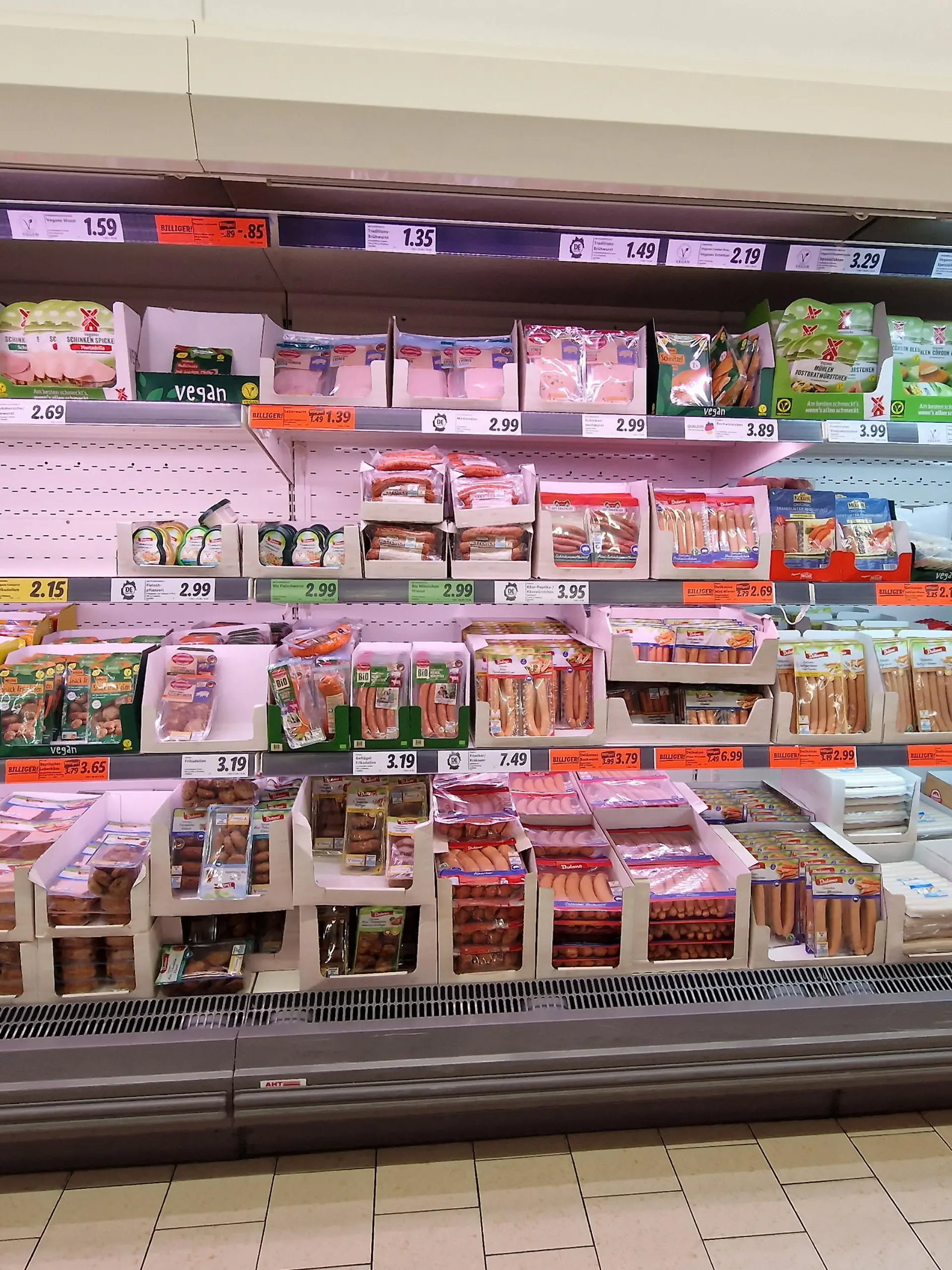 Einkaufsregal mit Wurstprodukkten in einer LIDL-Filale Themenfoto: Konsum, Versorgung, Nahrungsmittel, Supermarkt, Einkauf, Lebensmittel, 28.11.2023 Foto: Eibner-Pressefoto/Juergen Augst