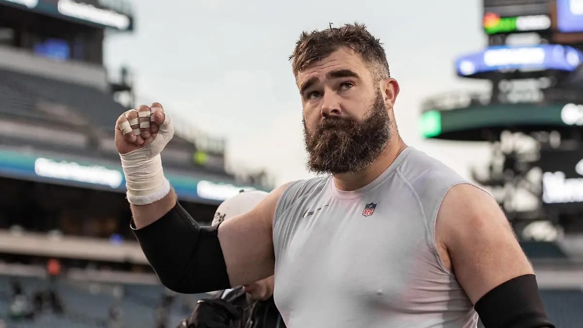 PHILADELPHIA, PA - DECEMBER 04: Philadelphia Eagles center Jason Kelce 62 exits the field after the National Football League game between the Tennessee Titans and Philadelphia Eagles on December 4, 2022 at Lincoln Financial Field in Philadelphia, PA Photo by John Jones/Icon Sportswire NFL, American Football Herren, USA DEC 04 Titans at Eagles Icon221204194