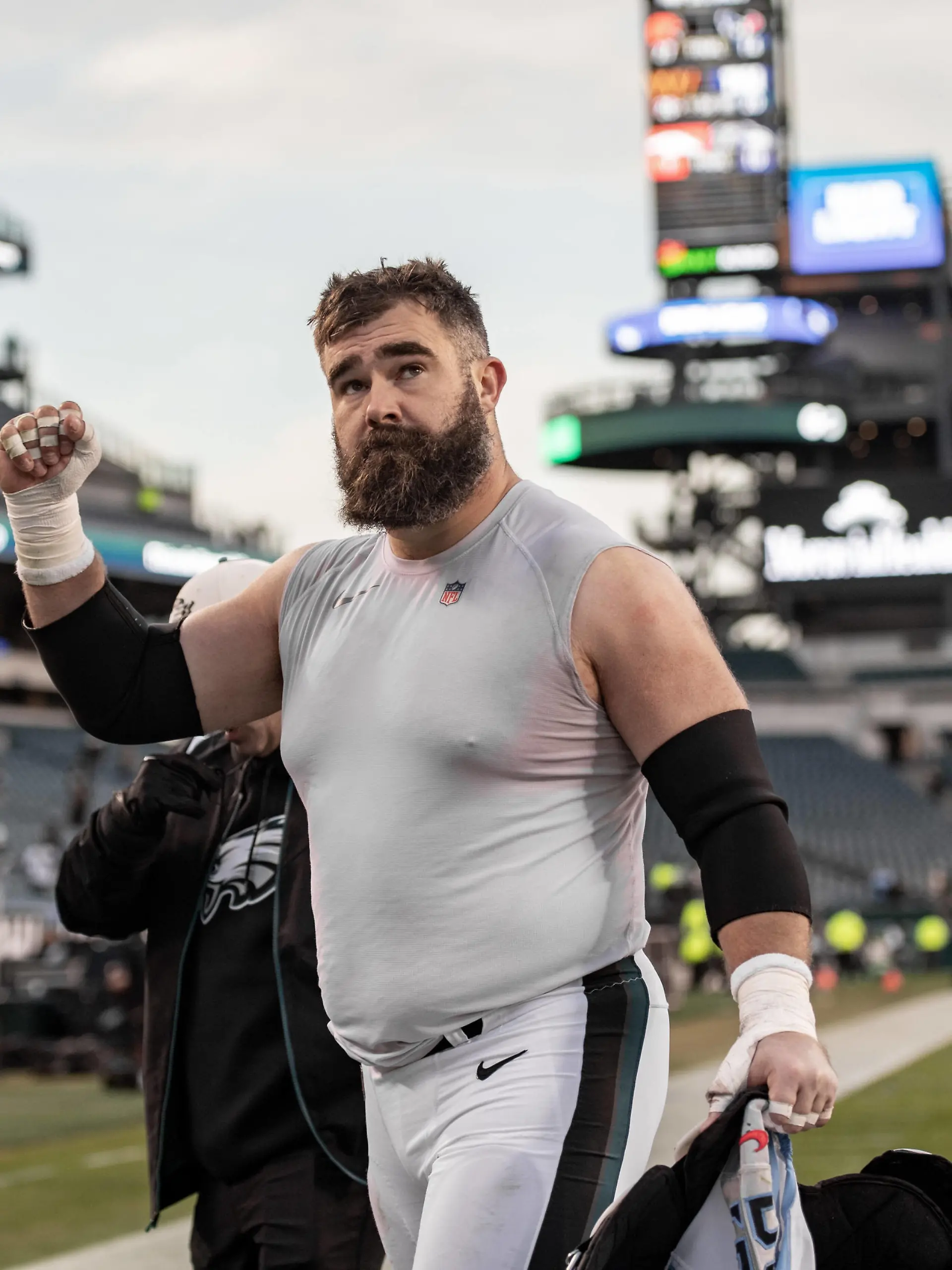 PHILADELPHIA, PA - DECEMBER 04: Philadelphia Eagles center Jason Kelce 62 exits the field after the National Football League game between the Tennessee Titans and Philadelphia Eagles on December 4, 2022 at Lincoln Financial Field in Philadelphia, PA Photo by John Jones/Icon Sportswire NFL, American Football Herren, USA DEC 04 Titans at Eagles Icon221204194