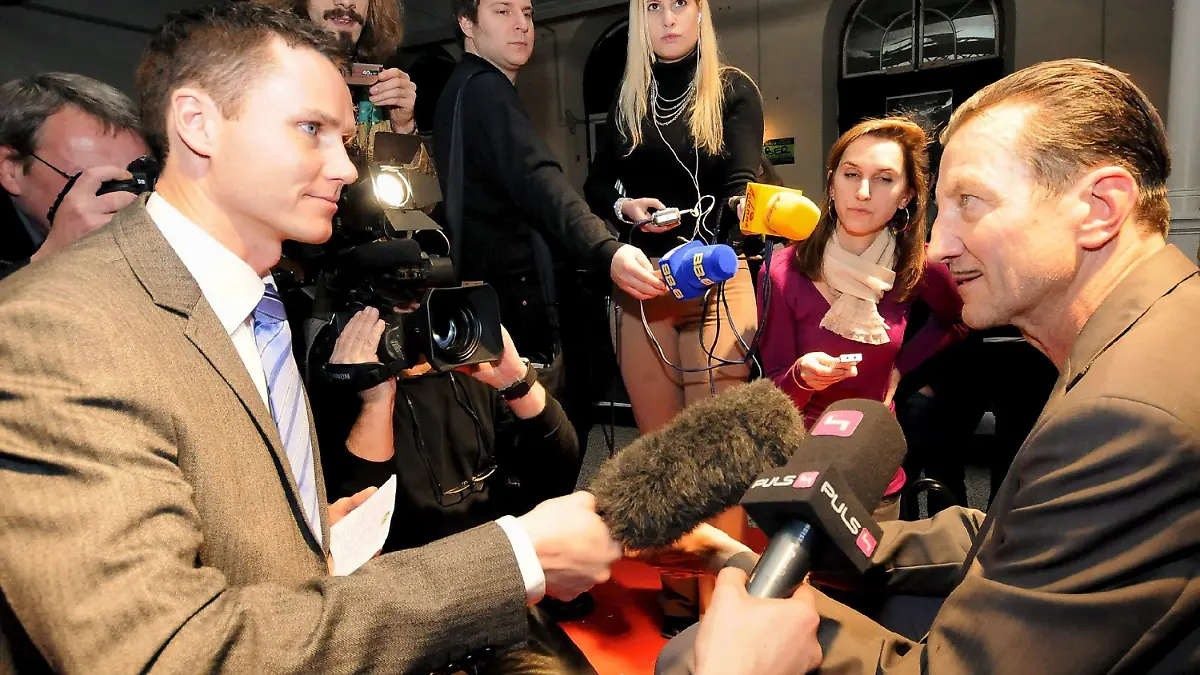 Austrian actor and director Hubsi Kramar (R) surrounded by journalists at the 3raum Anatomietheater after the premiere of the play 'Pension F' in Vienna, Austria, on 23 February 2009. The play, Pension F, is inspired by the case of Josef Fritzl, the Austrian man accused of kidnapping and raping his daughter and has prompted outrage in Austria and its director says he has received death threats. EPA/ANDREAS PESSENLEHNER +++(c) dpa - Bildfunk+++