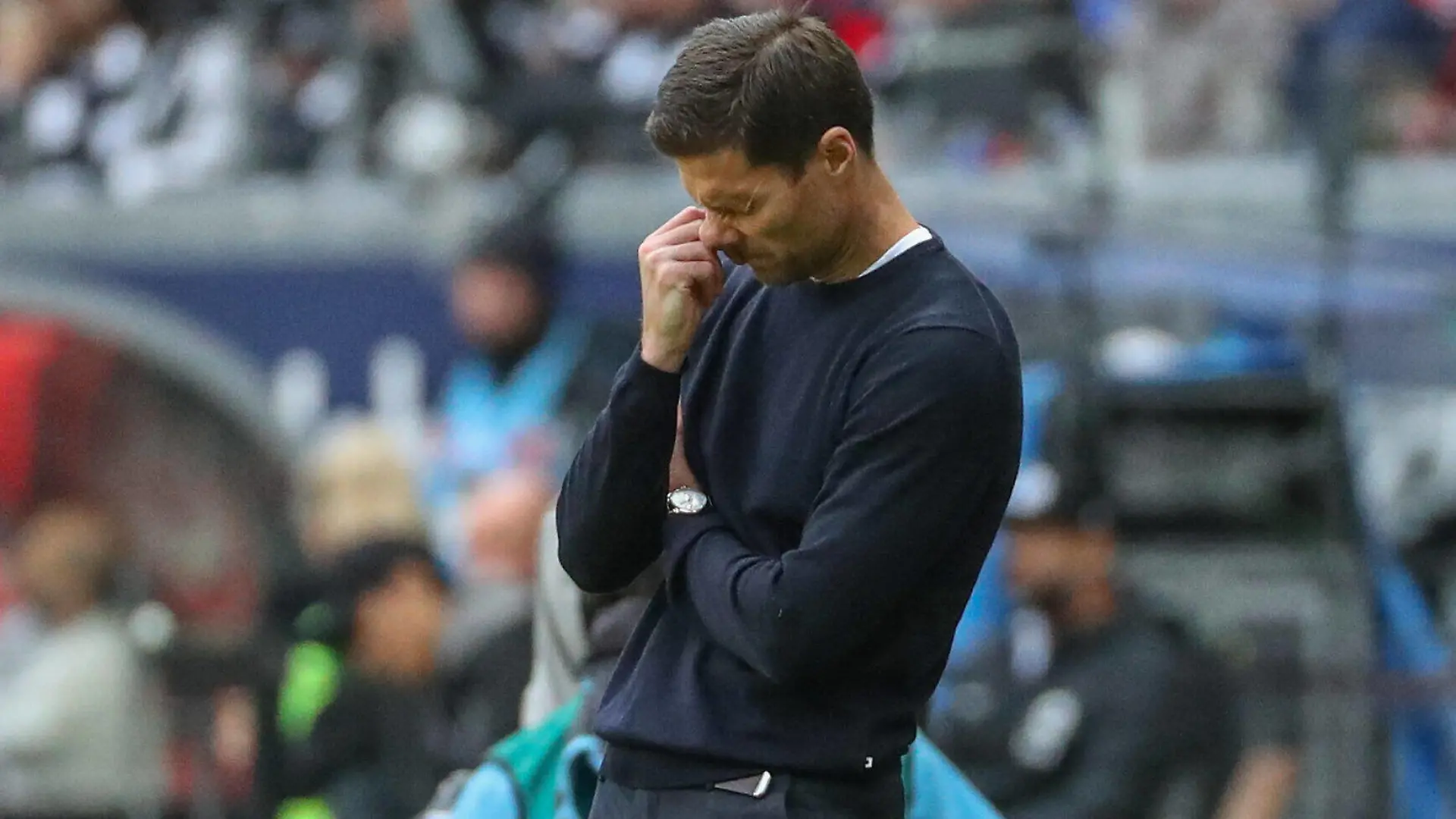 xMHx - Fussball 1. Bundesliga: Eintracht Frankfurt - Bayer 04 Leverkusen am 15.10.2022 im Deutsche Bank Park in Frankfurt Trainer Xabi Alonso Leverkusen unzufrieden, enttäuscht, enttaeuscht, niedergeschlagen *** xMHx Football 1 Bundesliga Eintracht Frankfurt Bayer 04 Leverkusen on 15 10 2022 at Deutsche Bank Park in Frankfurt coach Xabi Alonso Leverkusen dissatisfied, disappointed, disappointed, depressed MH 
