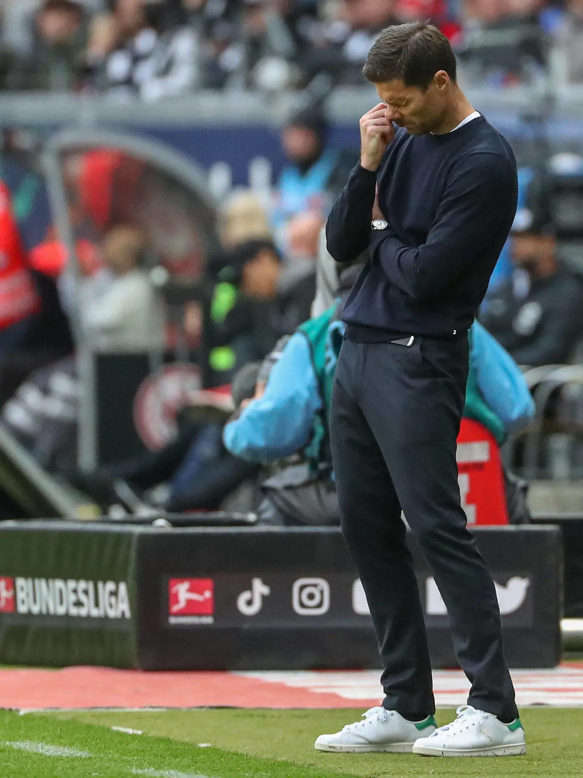 xMHx - Fussball 1. Bundesliga: Eintracht Frankfurt - Bayer 04 Leverkusen am 15.10.2022 im Deutsche Bank Park in Frankfurt Trainer Xabi Alonso Leverkusen unzufrieden, enttäuscht, enttaeuscht, niedergeschlagen *** xMHx Football 1 Bundesliga Eintracht Frankfurt Bayer 04 Leverkusen on 15 10 2022 at Deutsche Bank Park in Frankfurt coach Xabi Alonso Leverkusen dissatisfied, disappointed, disappointed, depressed MH 