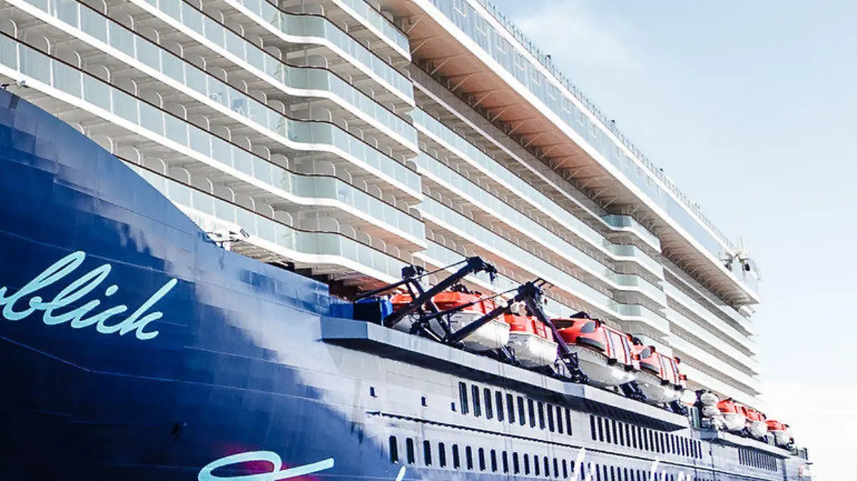 ARCHIV - 14.05.2017, Hamburg: ARCHIV - Das Kreuzfahrtschiff «Mein Schiff 6» hat im Hamburger Hafen festgemacht. Auf dem Kreuzfahrtschiff «Mein Schiff 6» der Reederei Tui Cruises sind zwölf Besatzungsmitglieder positiv auf das Coronavirus getestet worden. (Zu dpa "Positive Corona-Tests auf der «Mein Schiff 6» in der Ägäis") Foto: picture alliance / Markus Scholz/dpa +++ dpa-Bildfunk +++