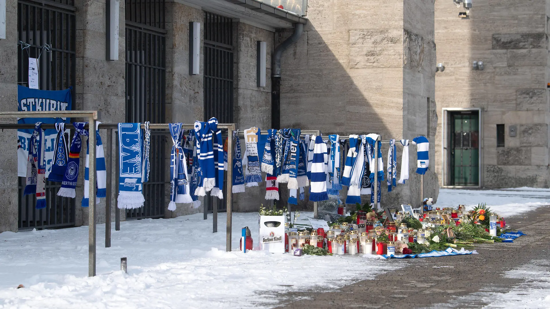 Fussball, Herren, Saison 2023/24, 2. Bundesliga, Hertha BSC, am Tag nach dem Tod von Präsident Kay Bernstein wird auf dem Olympiagelände getrauert, Fans nehmen Anteil, 17.01. 2024, *** Soccer, men, 2023 24 season, 2 Bundesliga, Hertha BSC, the day after the death of President Kay Bernstein, mourning takes place on the Olympic grounds, fans take part, 17 01 2024, Copyright: xSebastianxRäppold/MatthiasxKochx
